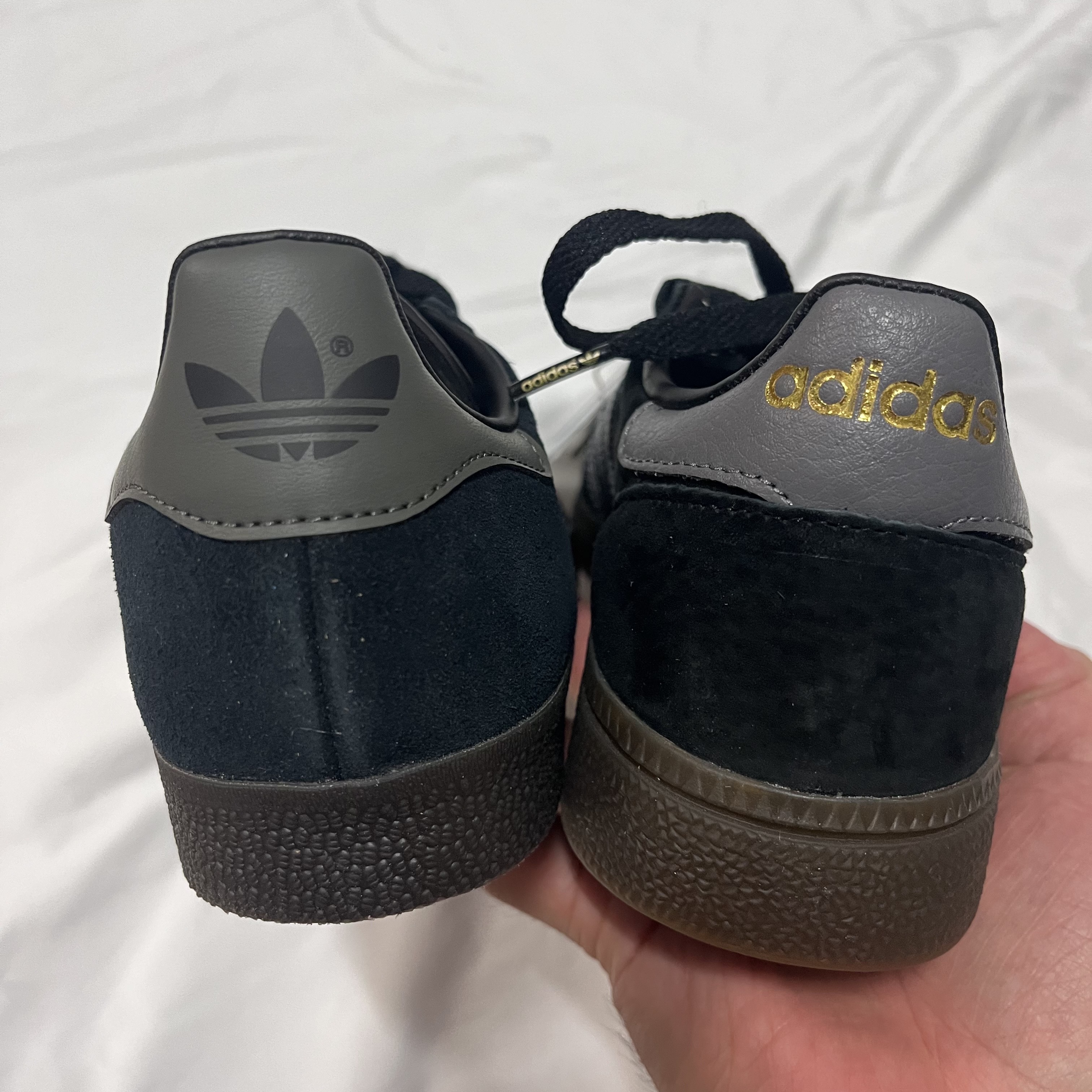 Adidas Spezial Handball Core Black Gum, Adidas Gazelle Core Black Gold Metallic Gum 착용 스타일 - 3