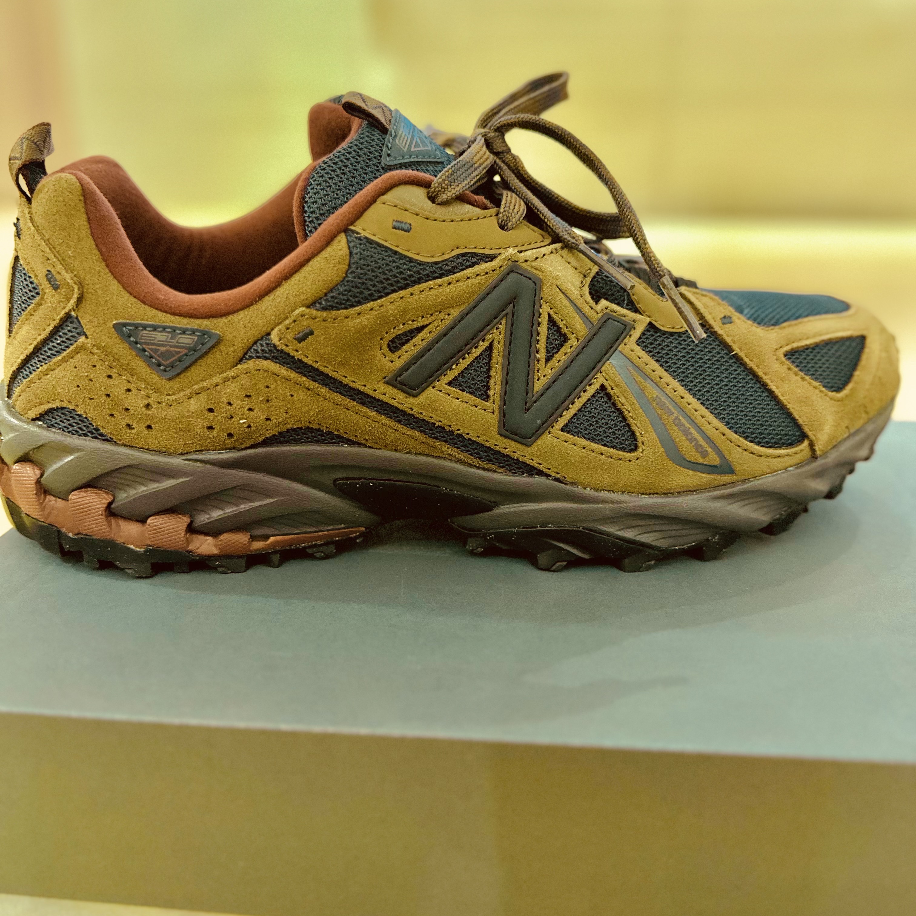 New Balance ML610T Dark Mushroom - D Standard 착용 스타일 - 2