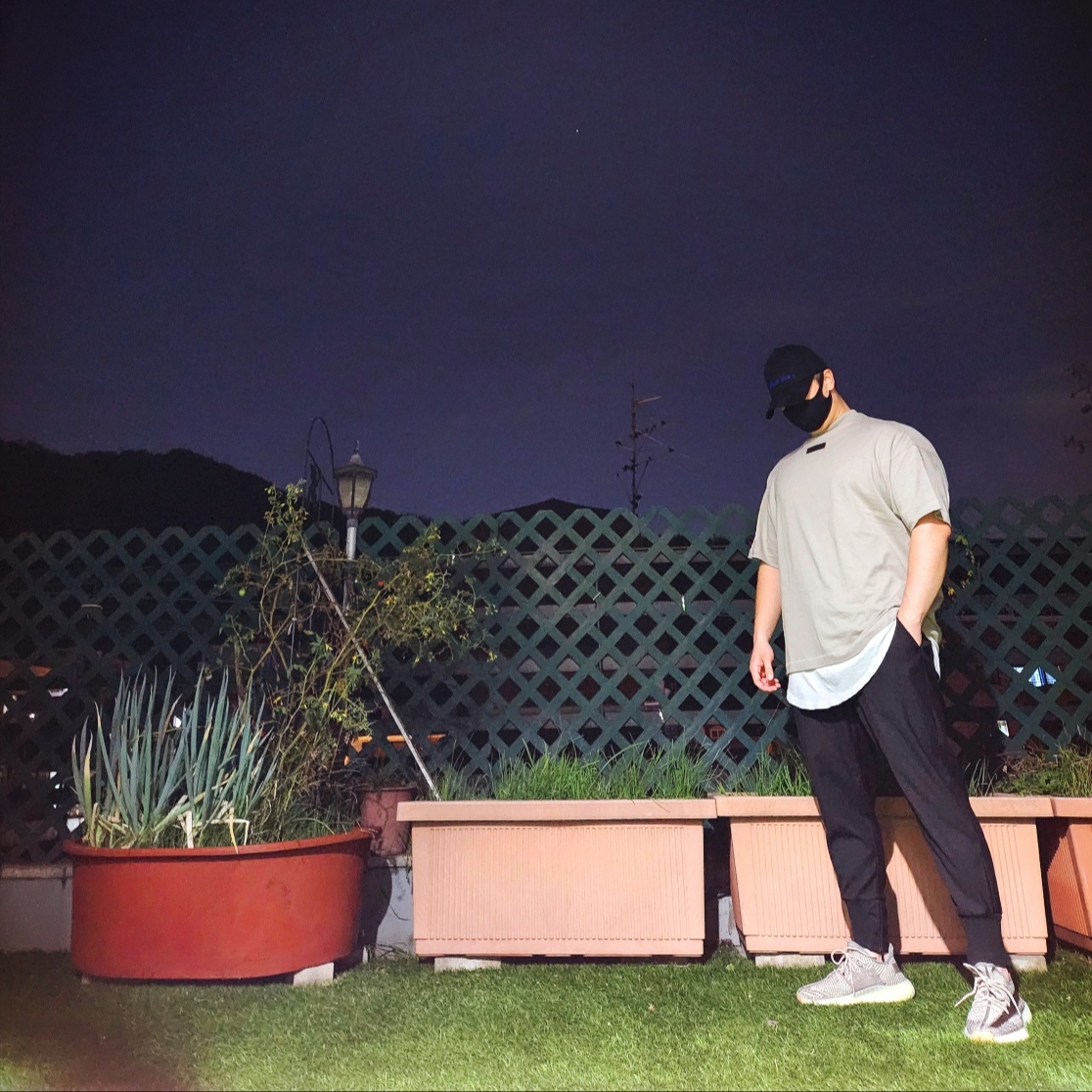 Essentials Crewneck T-Shirt Seal - 24SS, Adidas Yeezy Boost 350 V2 Zyon 착용 스타일 - 1