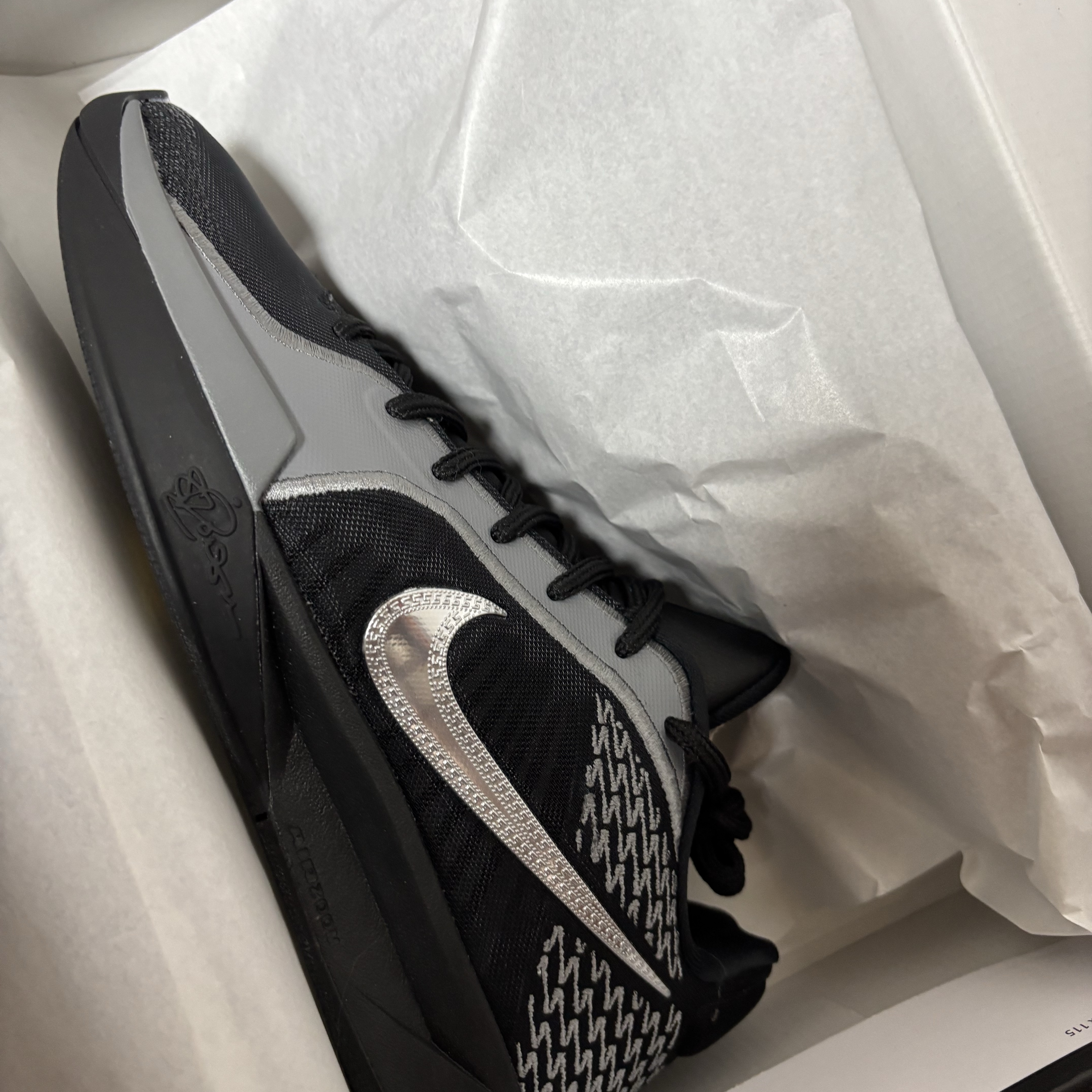 Nike Sabrina 2 EP Mirrored Black Smoke Grey 착용 스타일