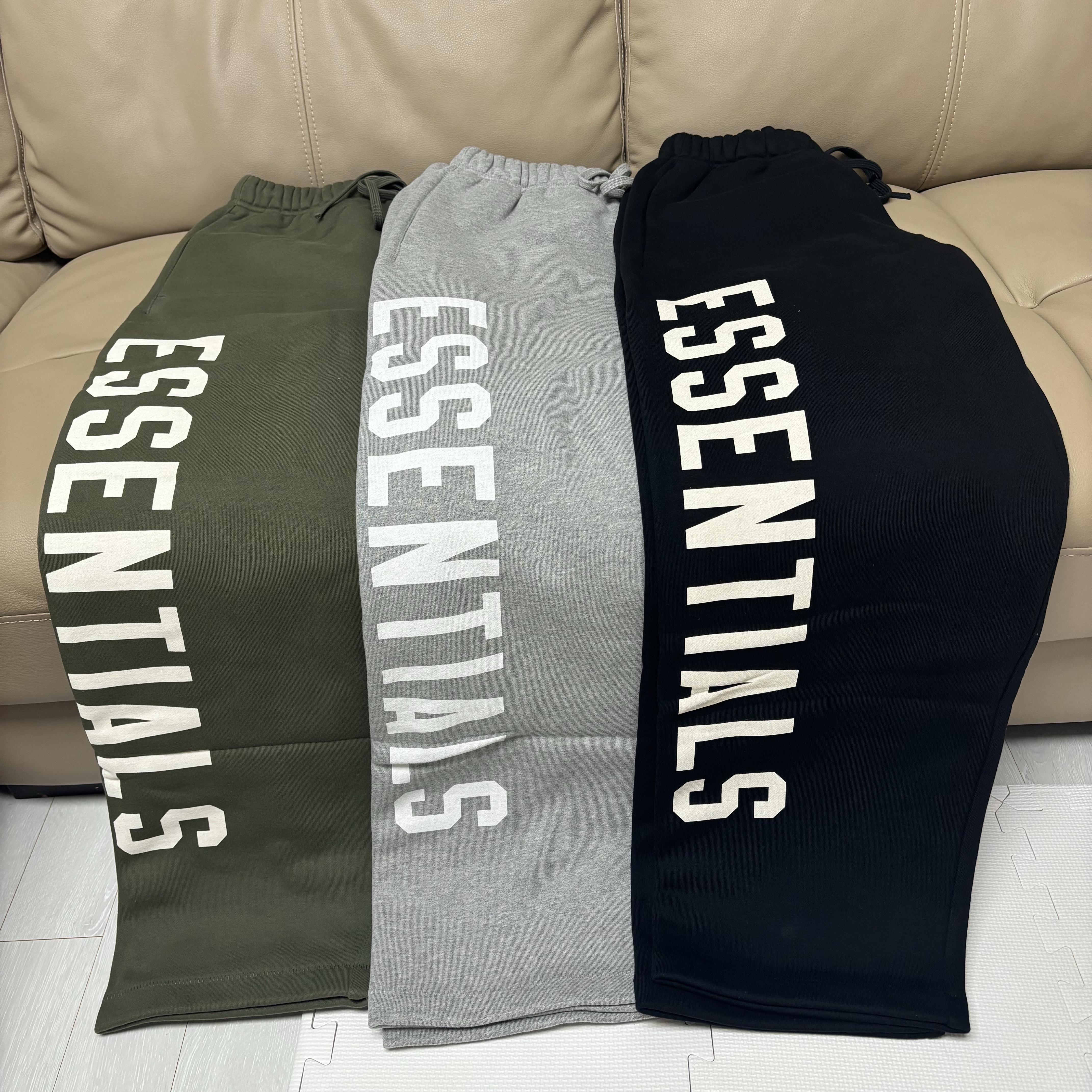Essentials Fleece Relaxed Sweatpant Black - 24FW, Essentials Fleece Relaxed Sweatpant Dark Heather - 24FW 착용 스타일