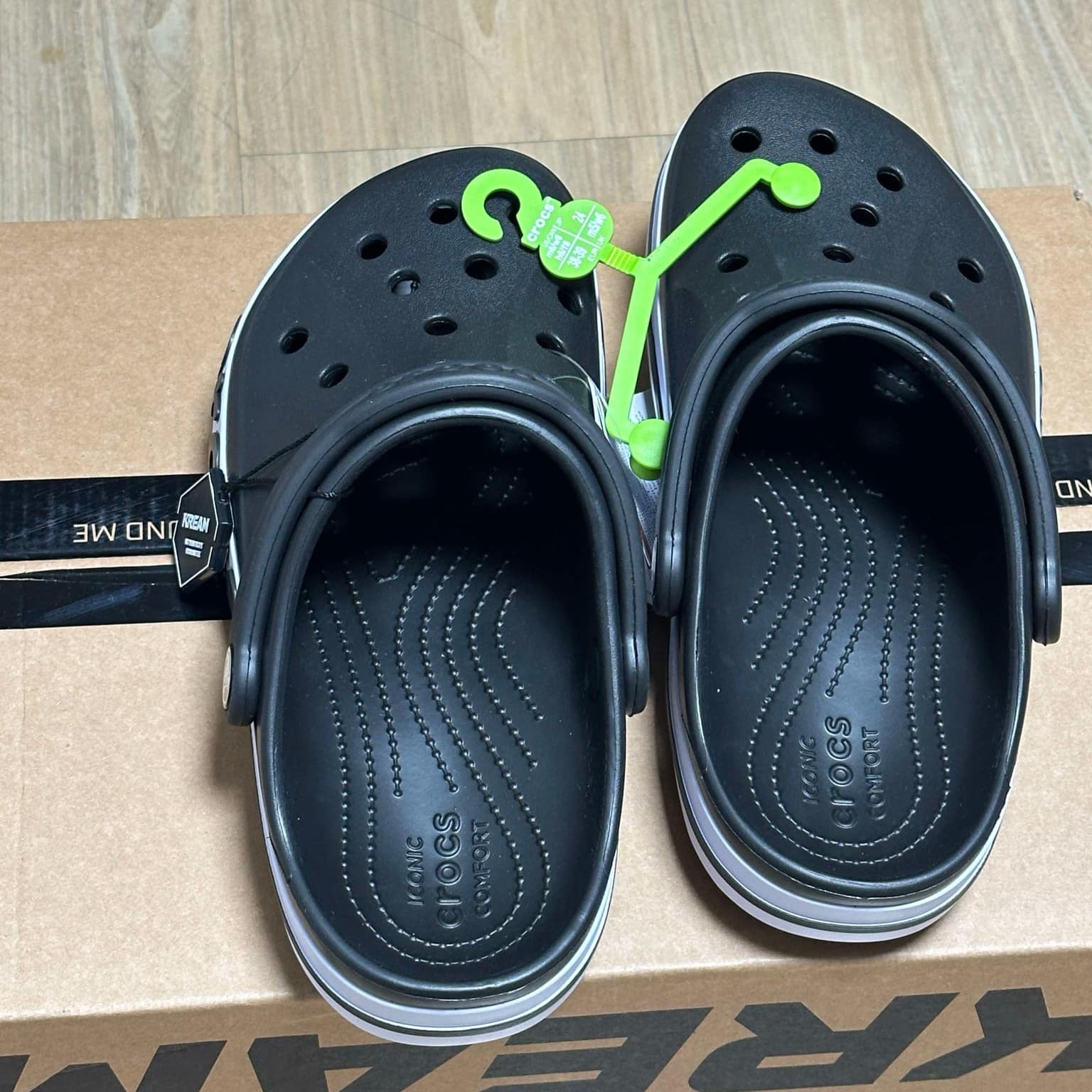 Crocs Bayaband Clog Black White 착용 스타일