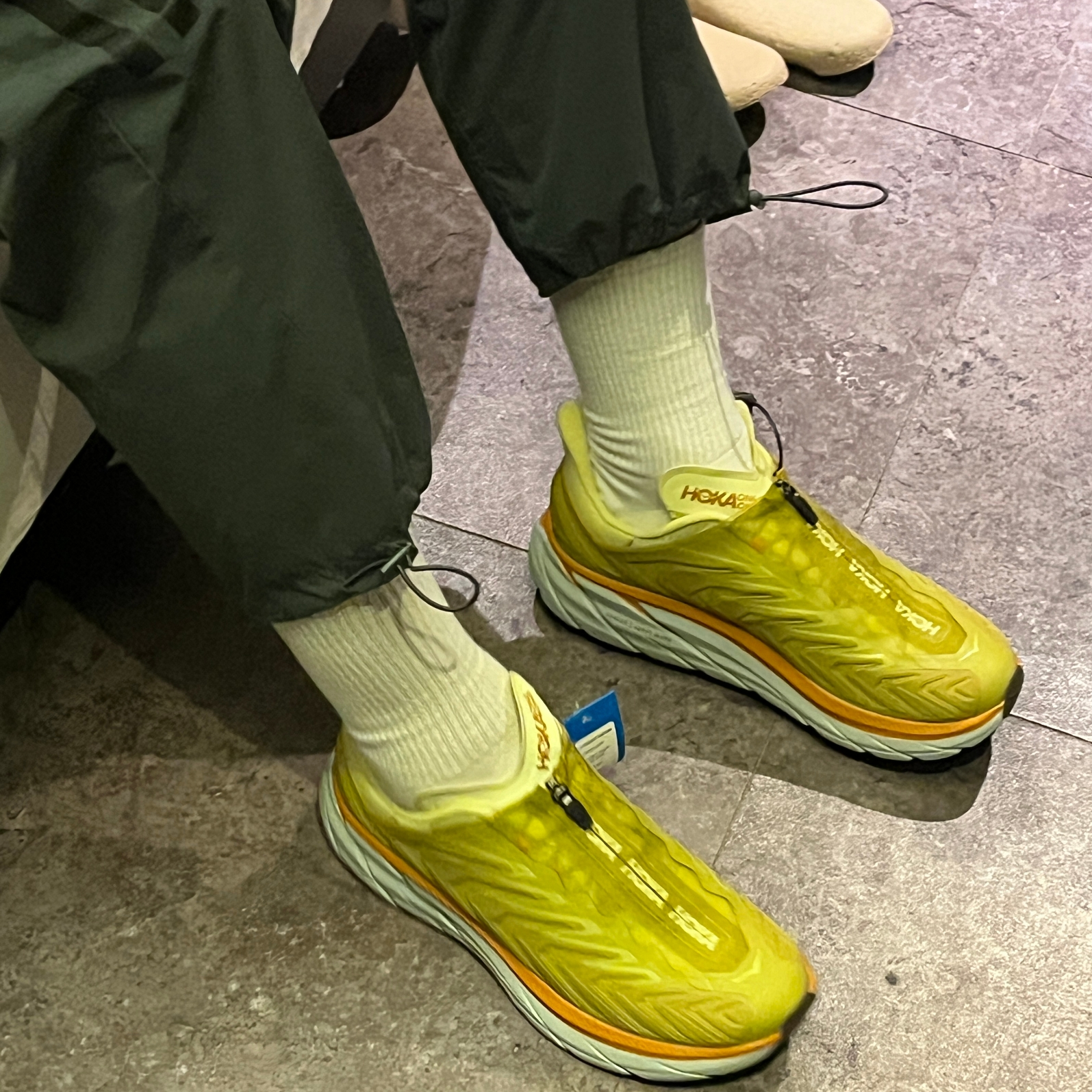 Hoka Project Clifton Golden Lichen Celery Root 착용 스타일 - 2