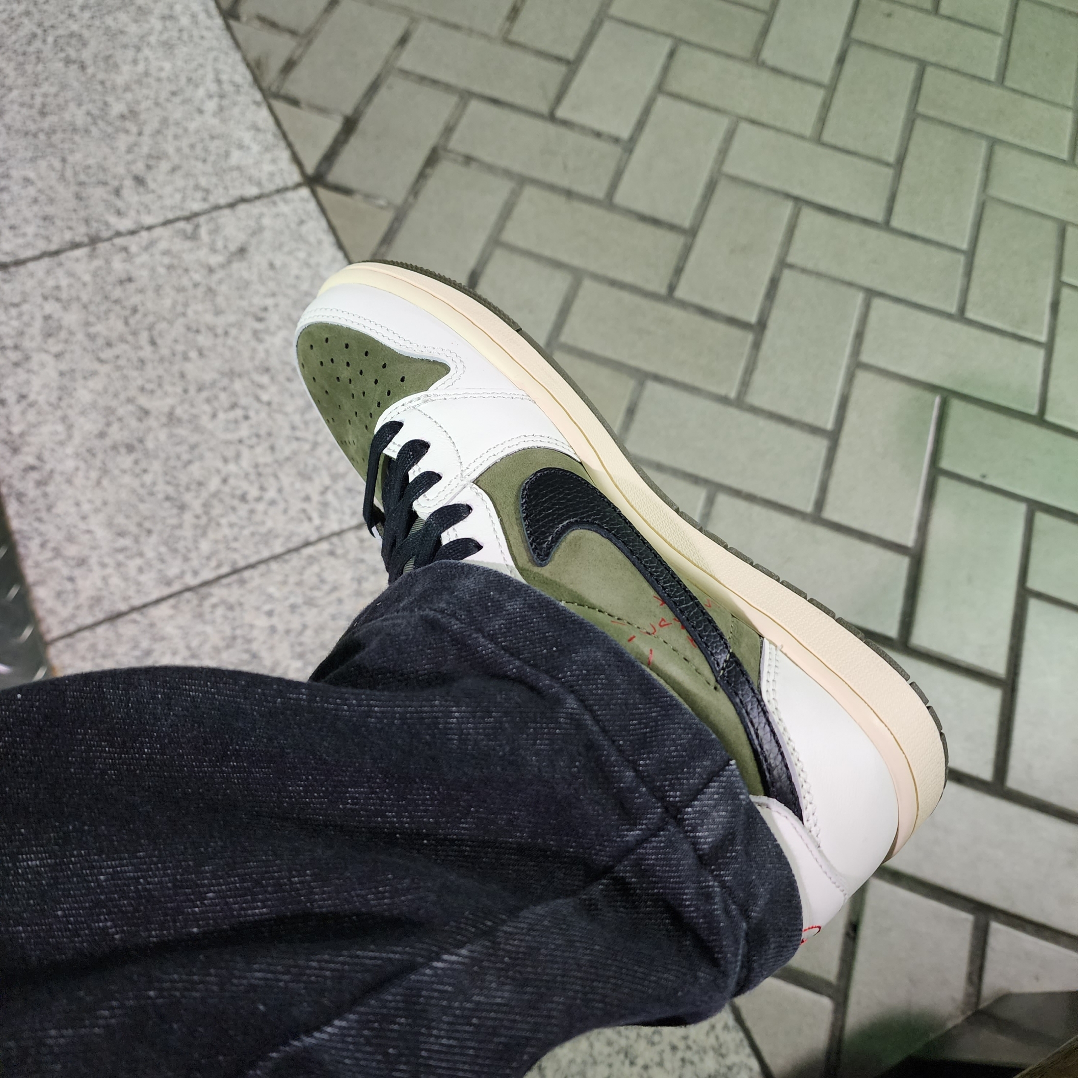 Jordan 1 x Travis Scott Retro Low OG SP Reverse Olive 착용 스타일