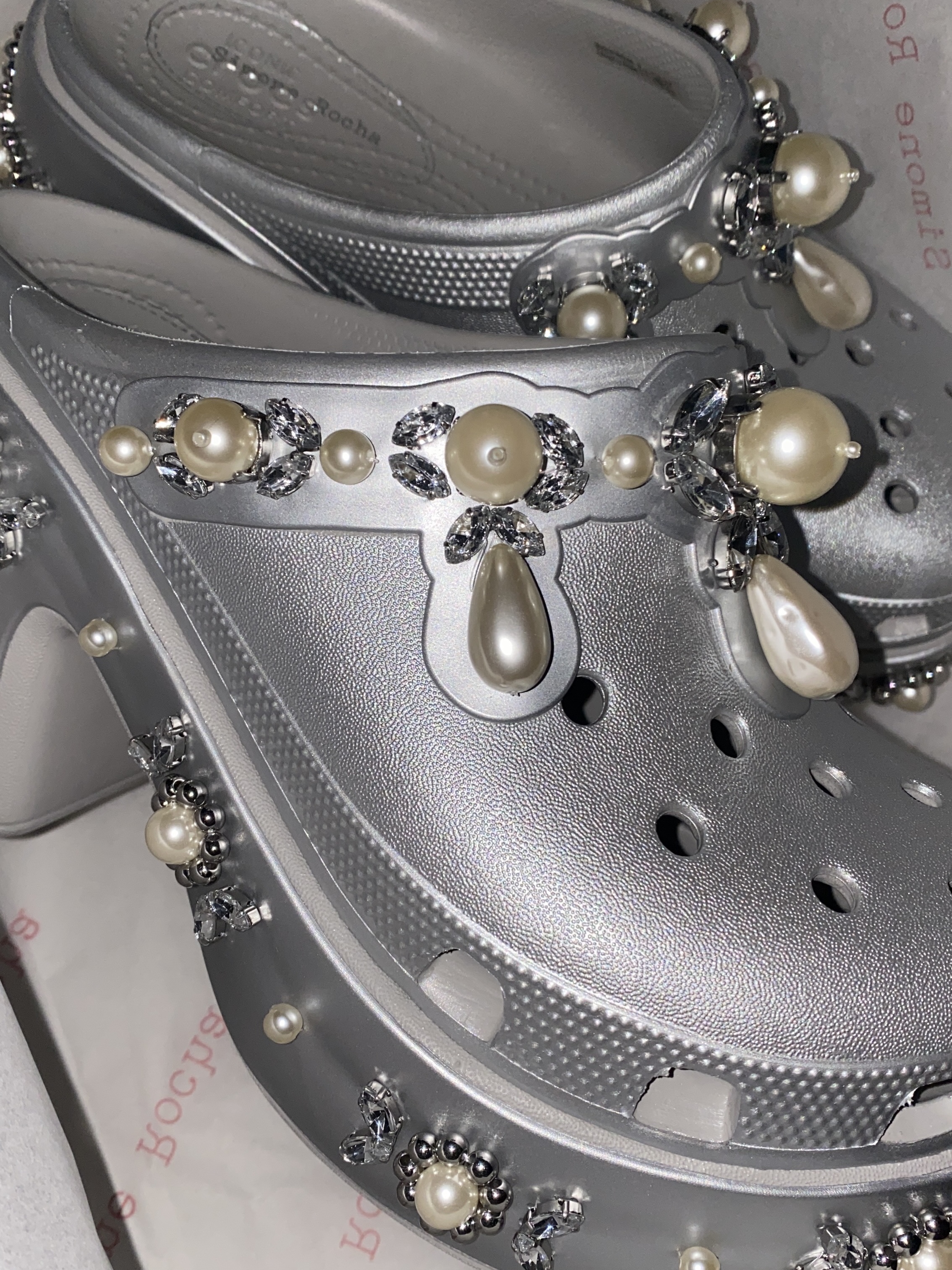 (W) Crocs x Simone Rocha Siren Clog Silver 착용 스타일 - 1