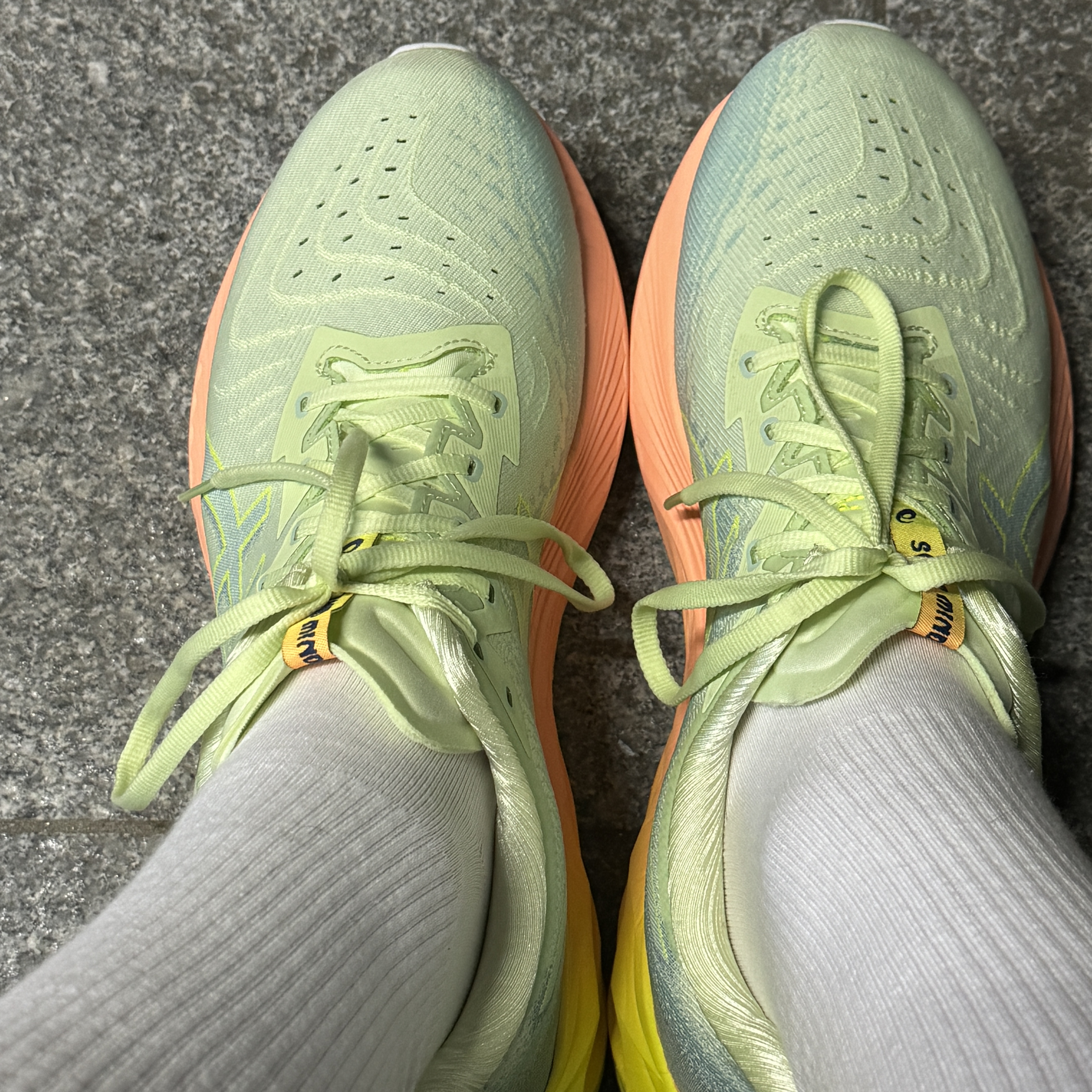 Asics Novablast 4 Cool Matcha Safety Yellow 착용 스타일
