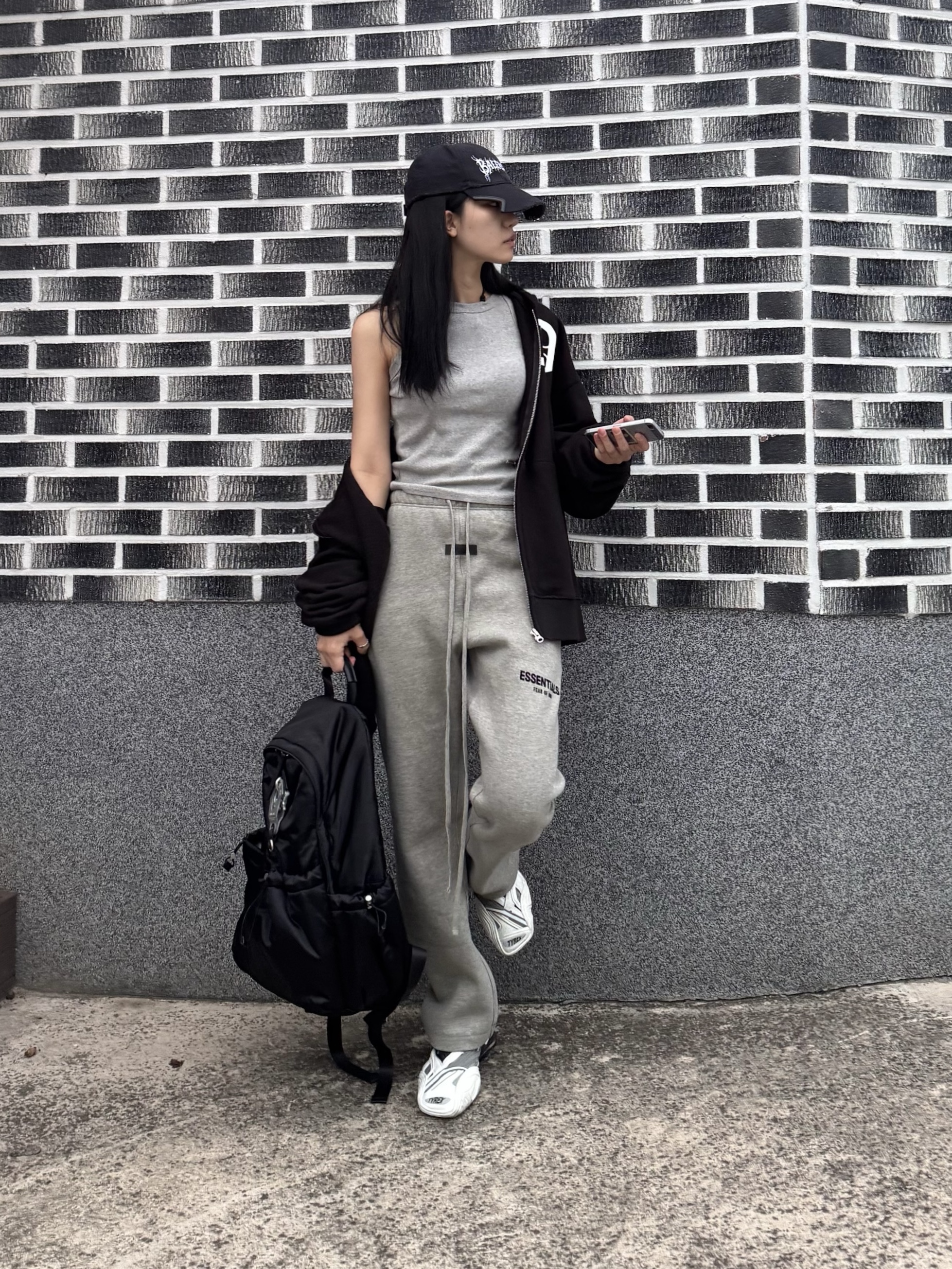 (W) Balenciaga Tyrex Sneakers Black White, Essentials The Core Collection Relaxed Sweatpants Dark Oatmeal 착용 스타일