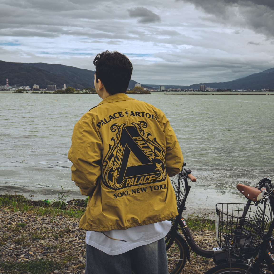 Palace x Stella Artois Coach Jacket Gold - 21FW 착용 스타일