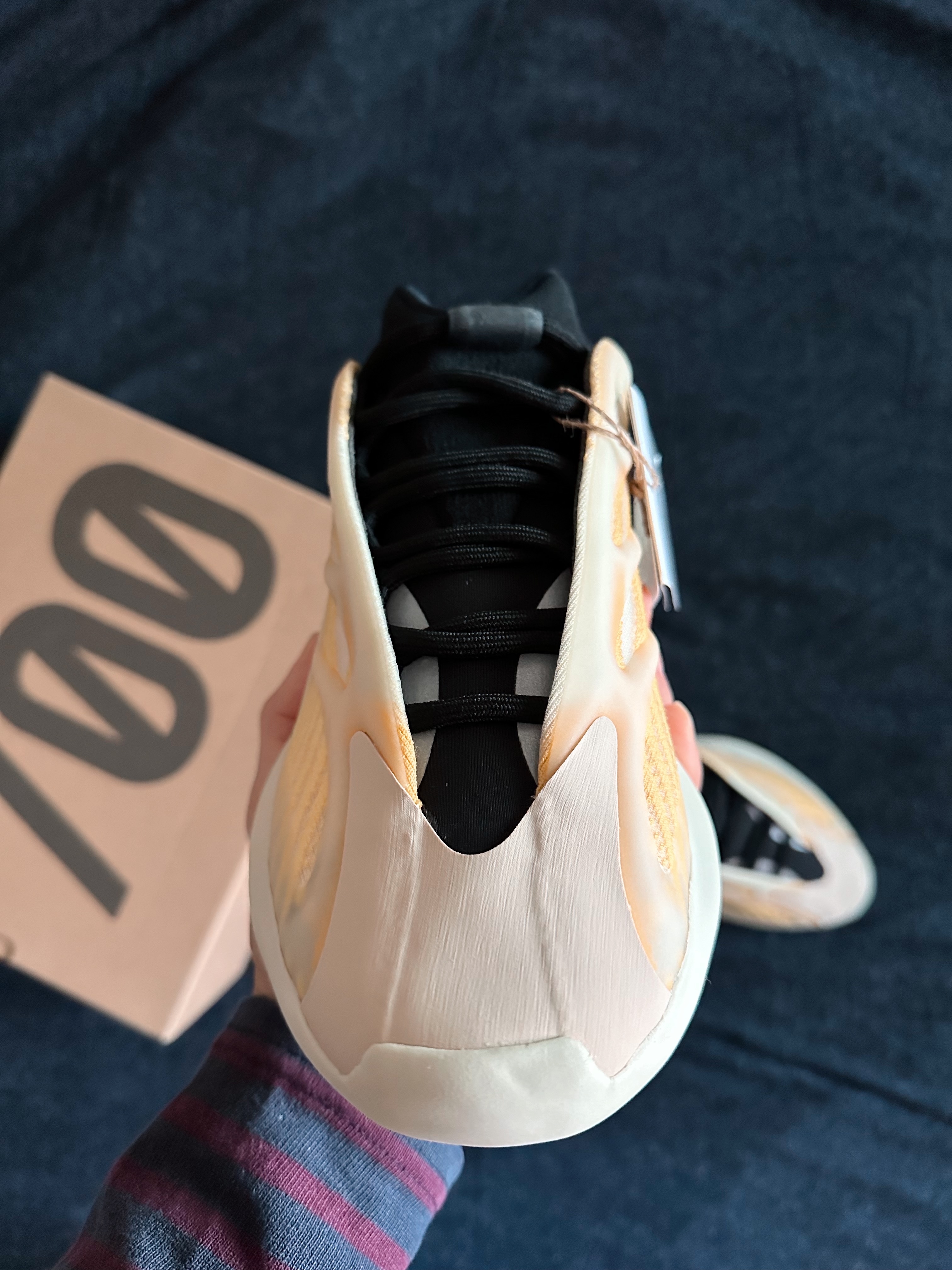 Adidas Yeezy 700 V3 Mono Safflower 착용 스타일 - 4