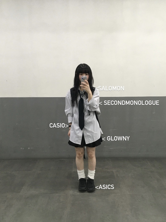 (GS) Nike Court Borough Low 2 Triple White, (W) Nike Air Force 1 '07 Low Triple Black 착용 스타일 - 5