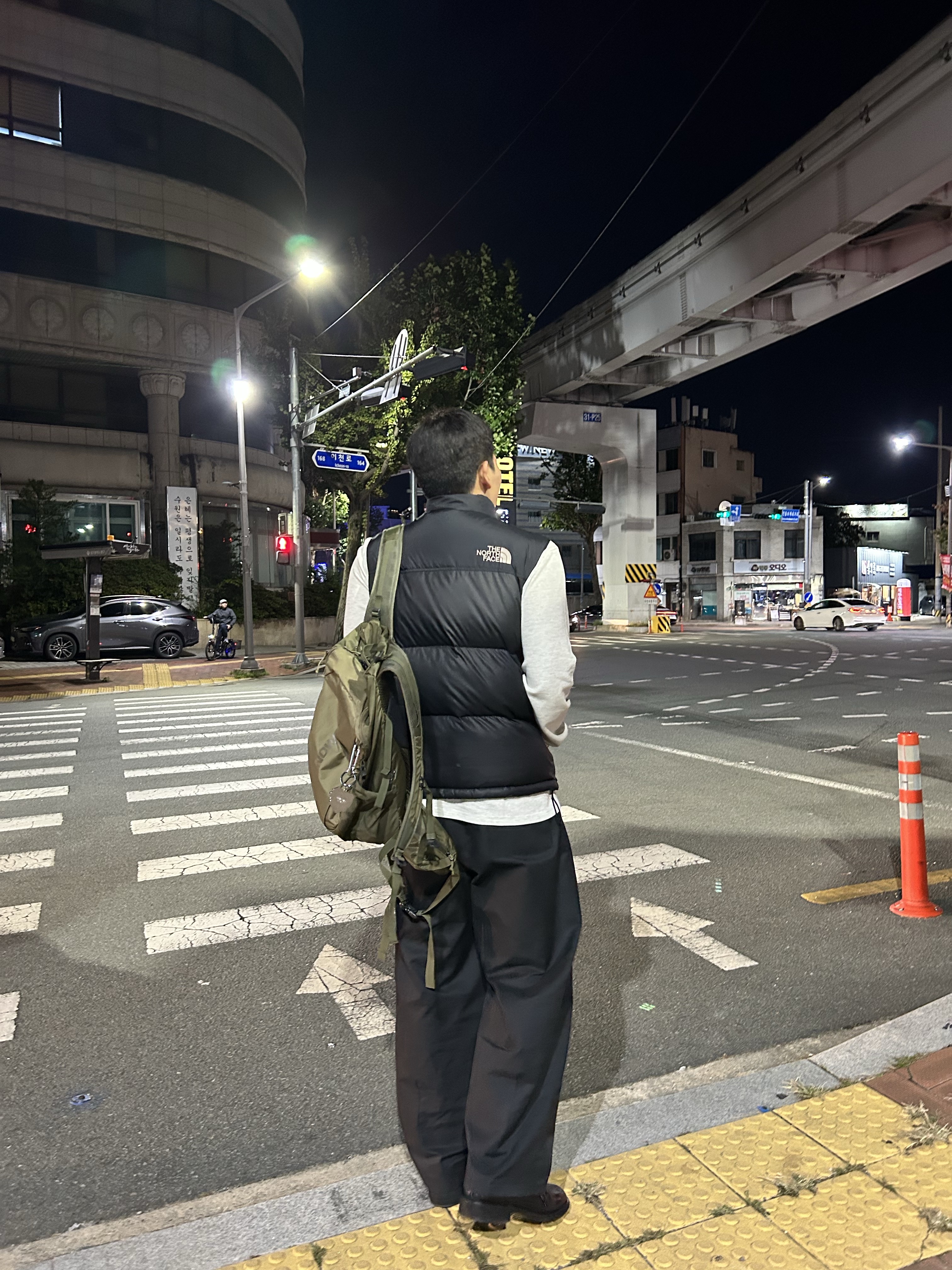 Salomon Trailblazer 30 Martini Olive, The North Face Nuptse On Ball Vest Real Black 착용 스타일