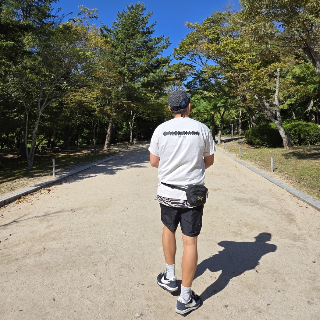 Thom Browne Pique Center Back Stripe Relaxed Fit T-Shirt Light Grey, Arc'teryx Mantis 1 Waistpack Black 착용 스타일 - 7