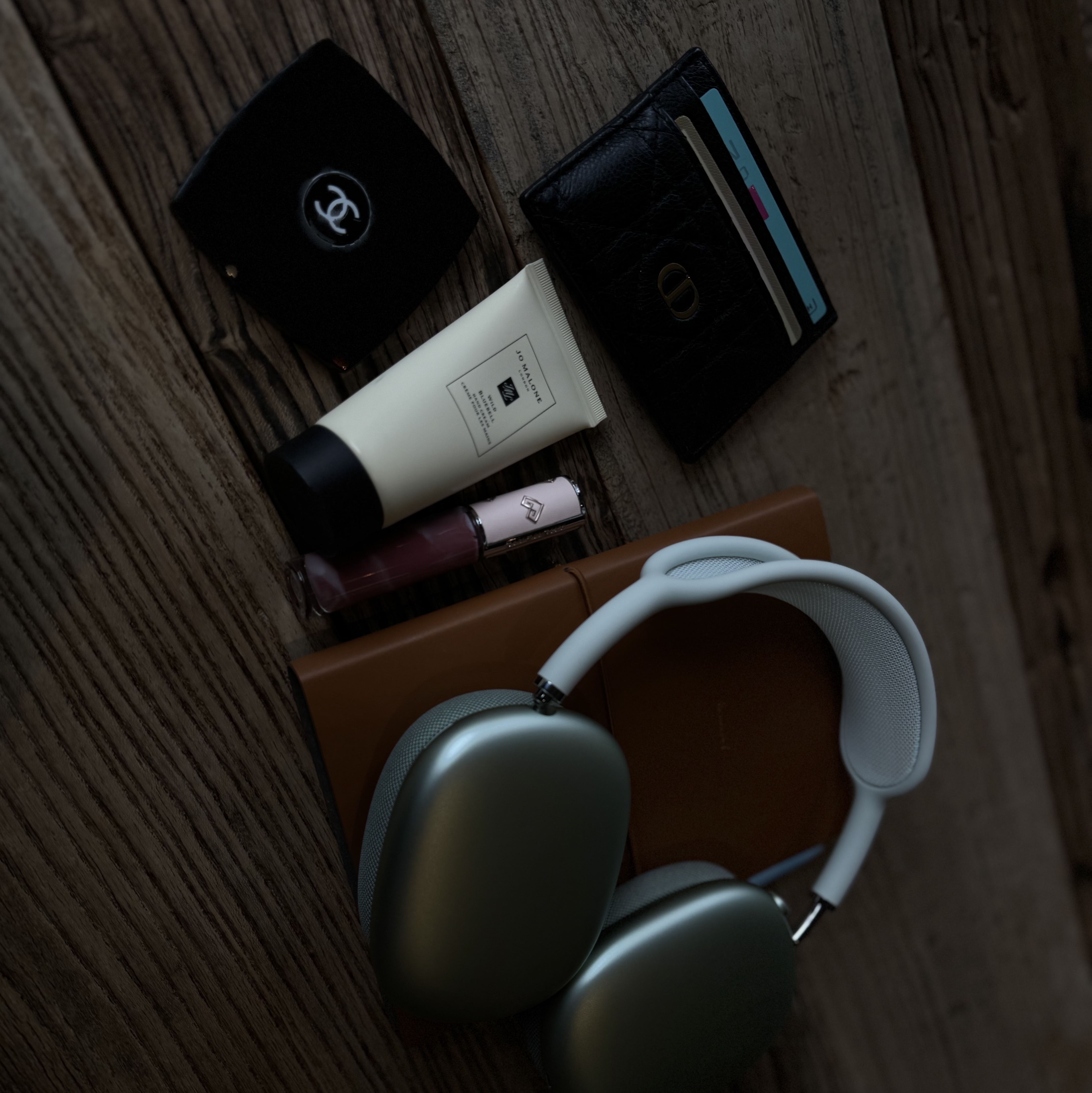 Chanel Miroir Double Facette, Apple AirPods Max Lightning Green (Korean Ver.) 착용 스타일 - 2