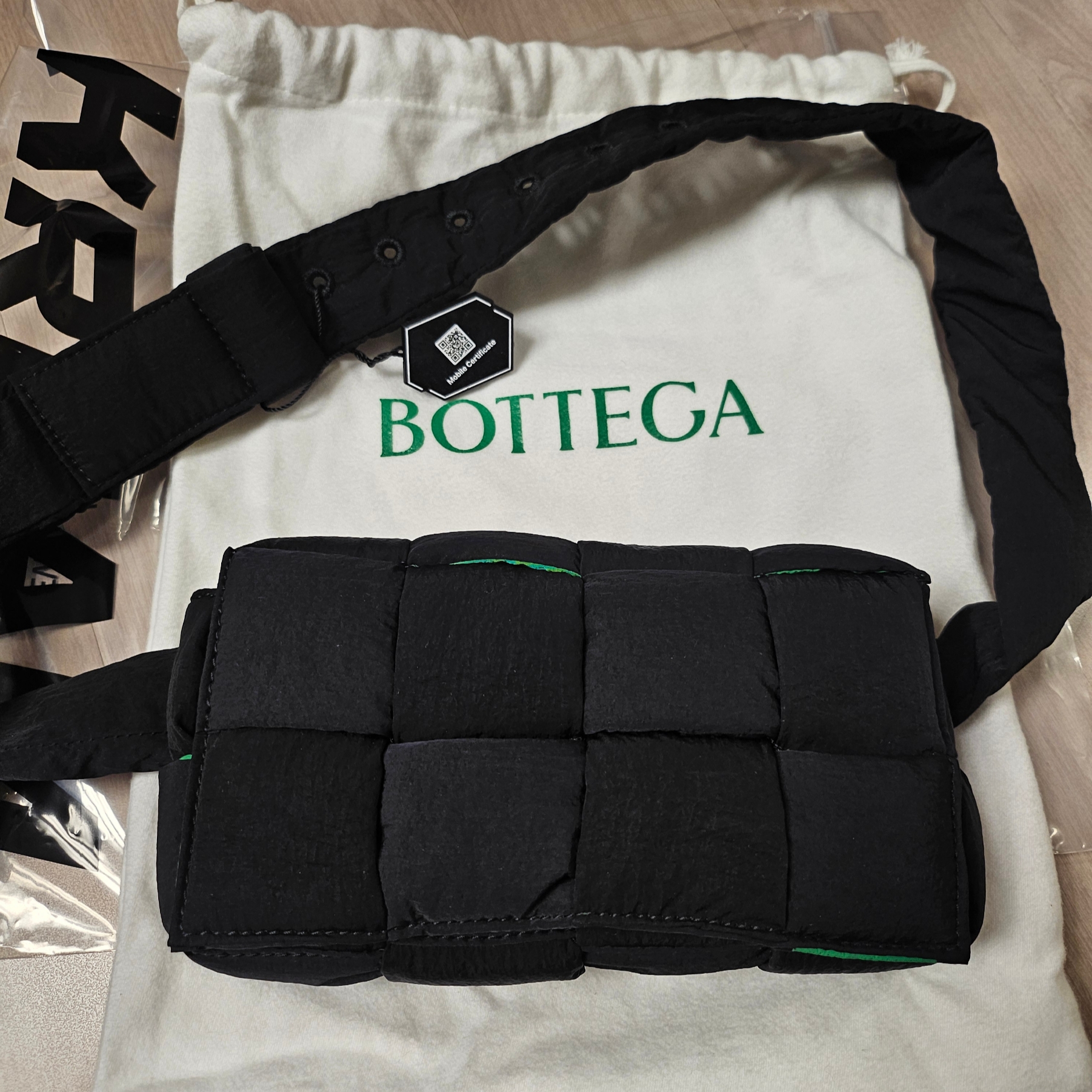 Bottega Veneta Padded Tech Cassette Belt Bag Black Parakeet 착용 스타일 - 3