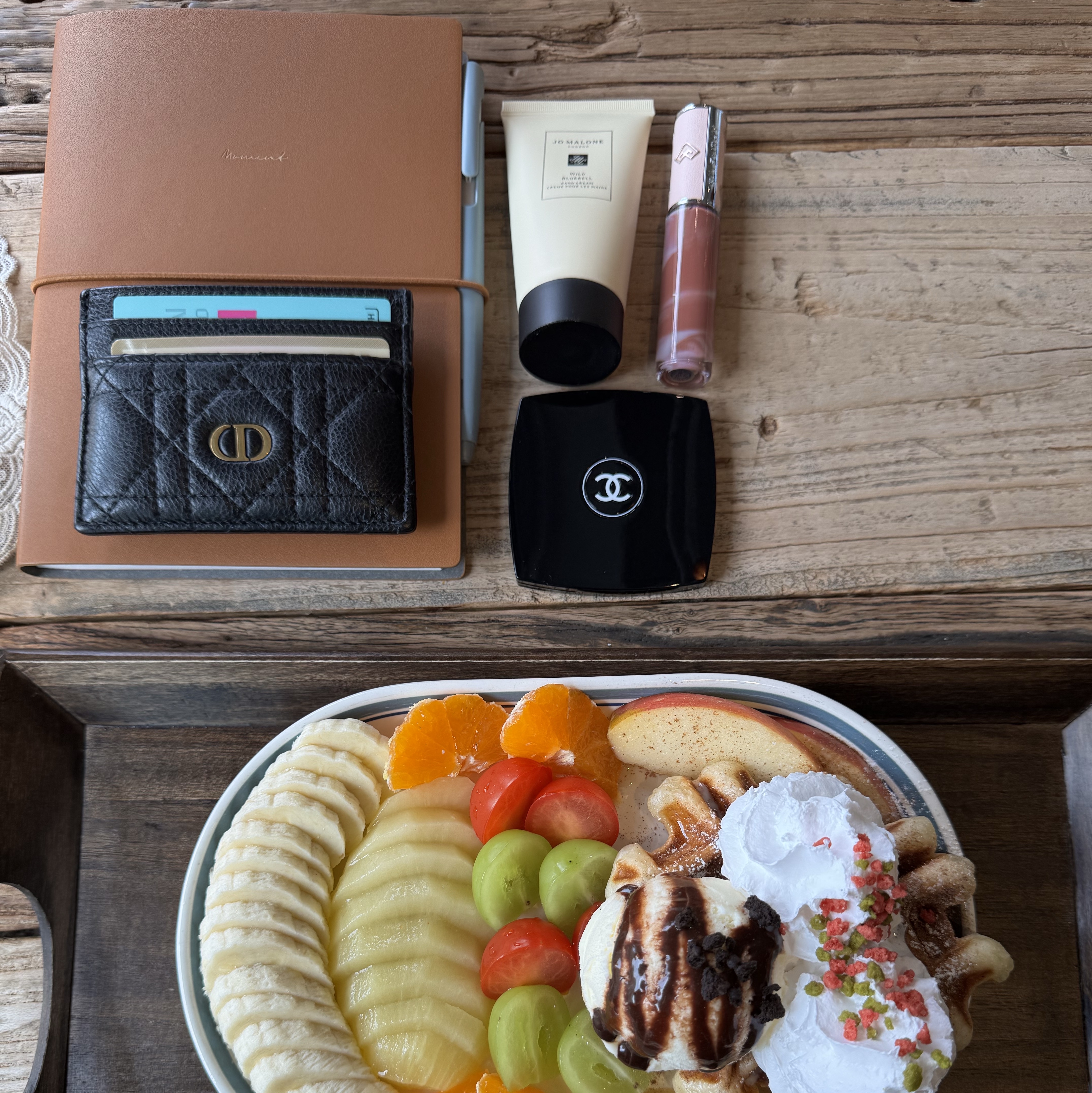 Chanel Miroir Double Facette, Apple AirPods Max Lightning Green (Korean Ver.) 착용 스타일 - 1