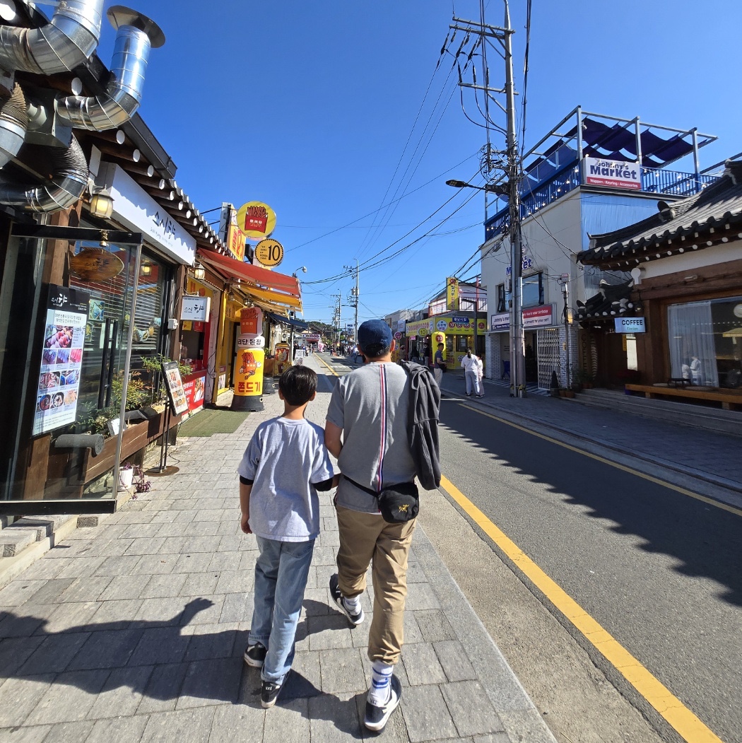 Thom Browne Pique Center Back Stripe Relaxed Fit T-Shirt Light Grey, Arc'teryx Mantis 1 Waistpack Black 착용 스타일 - 3