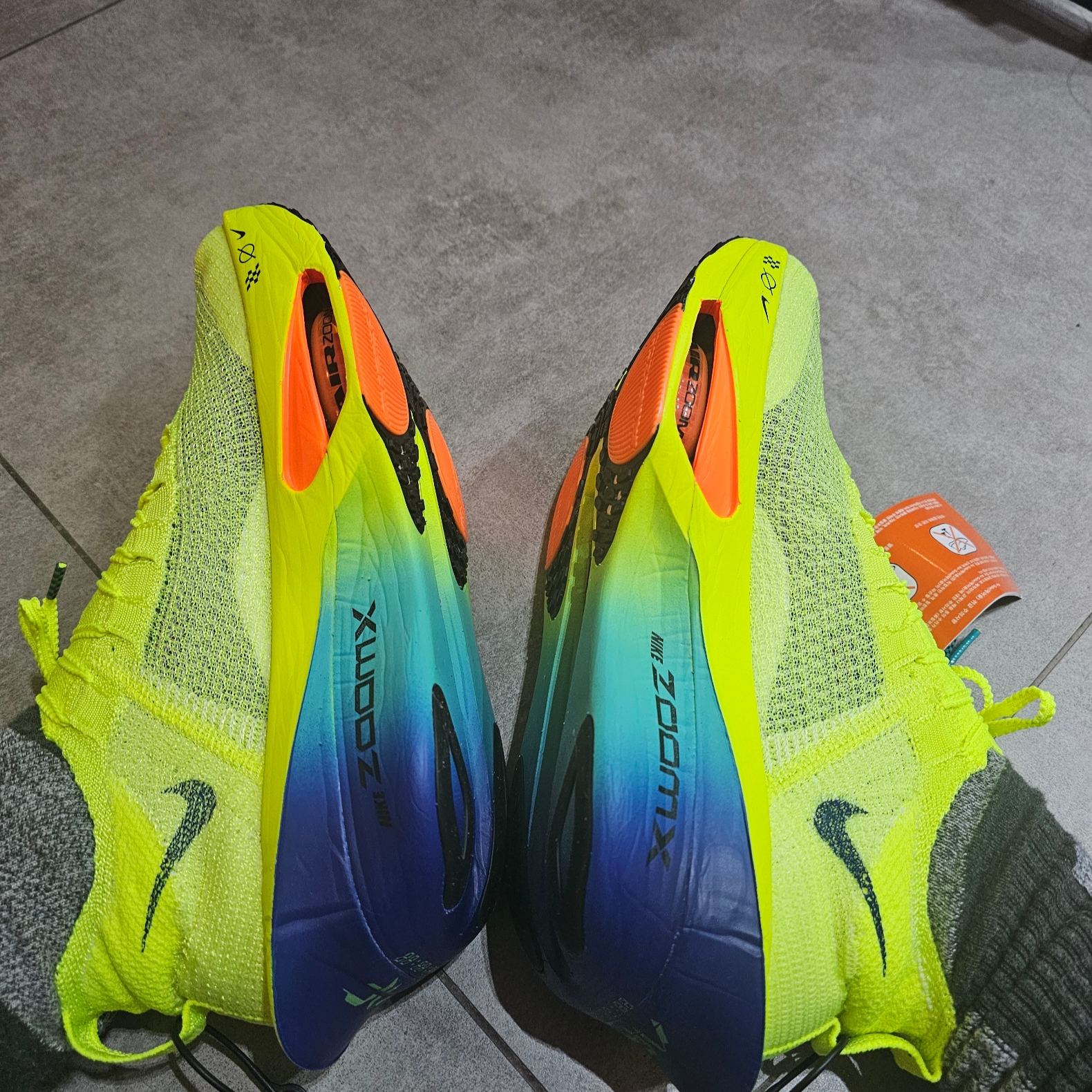 Nike Air Zoom Alphafly Next% 3 Volt 착용 스타일 - 2
