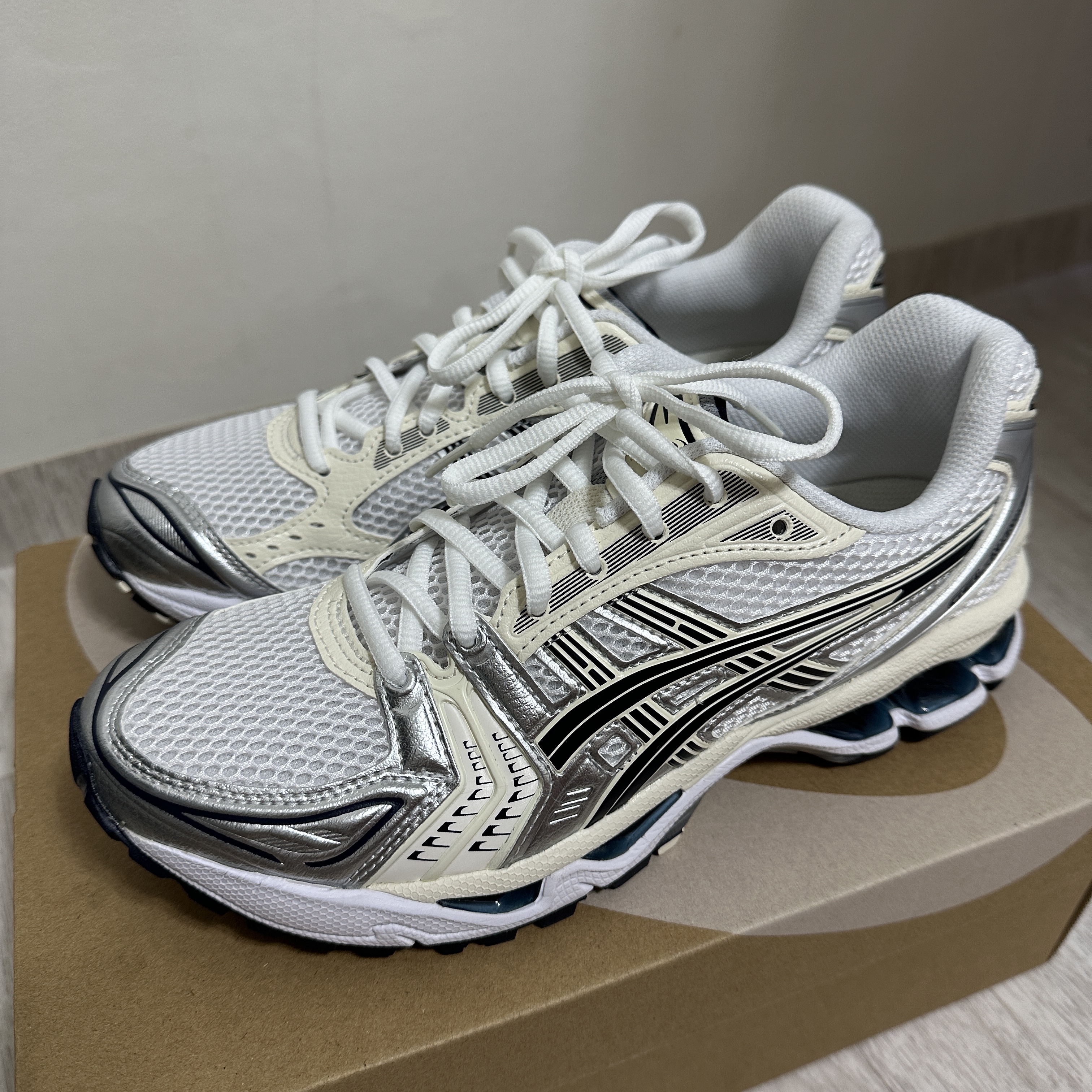 (W) Asics Gel-Kayano 14 White Midnight 착용 스타일