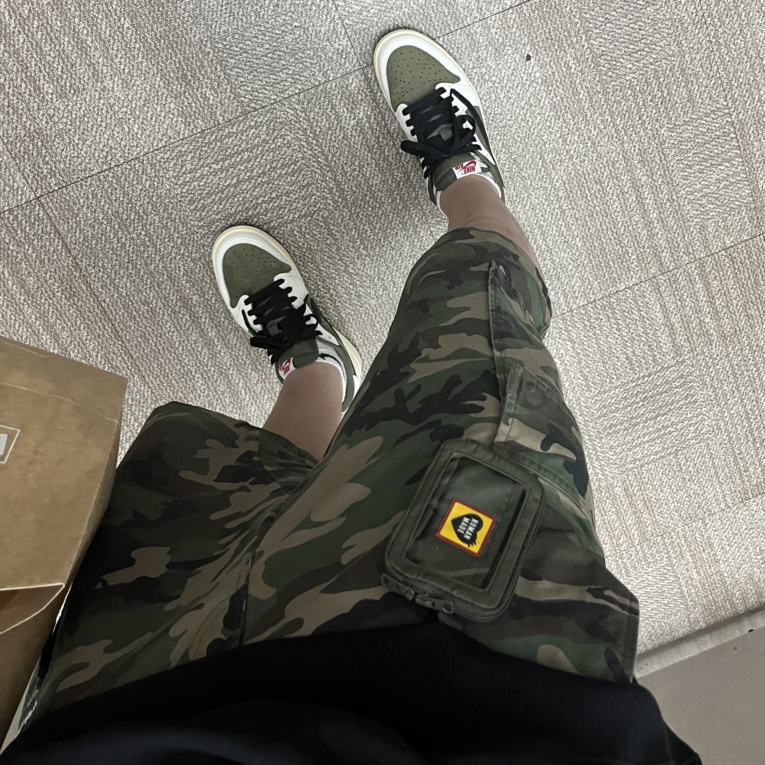 Jordan 1 x Travis Scott Retro Low OG SP Reverse Olive, Human Made Military Card Case Olive Drab 착용 스타일 - 4