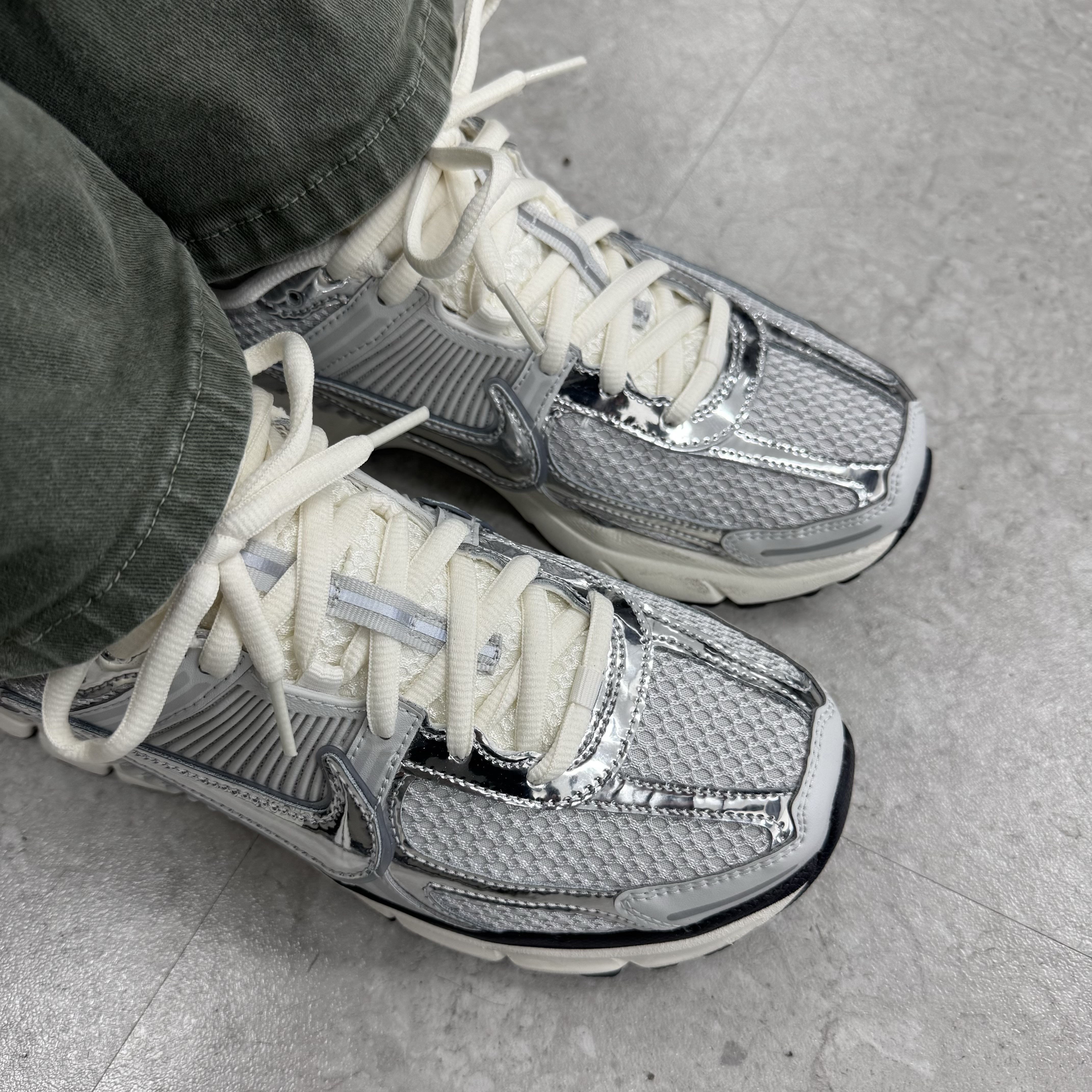 Nike Zoom Vomero 5 Photon Dust Gridiron 착용 스타일