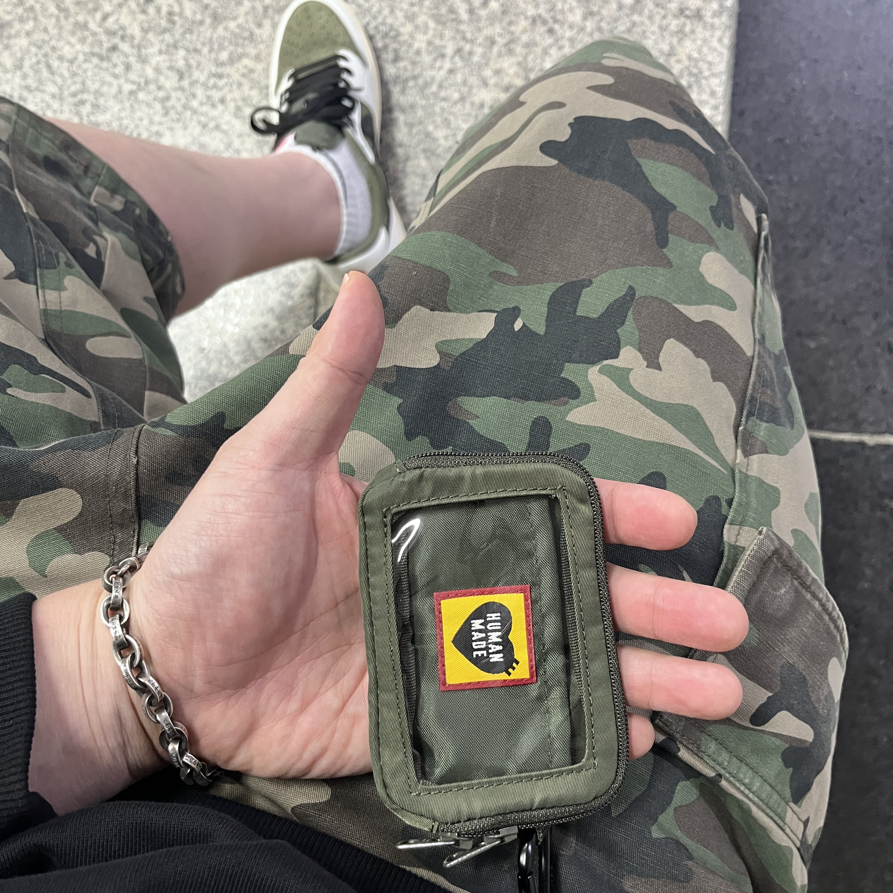 Jordan 1 x Travis Scott Retro Low OG SP Reverse Olive, Human Made Military Card Case Olive Drab 착용 스타일 - 2