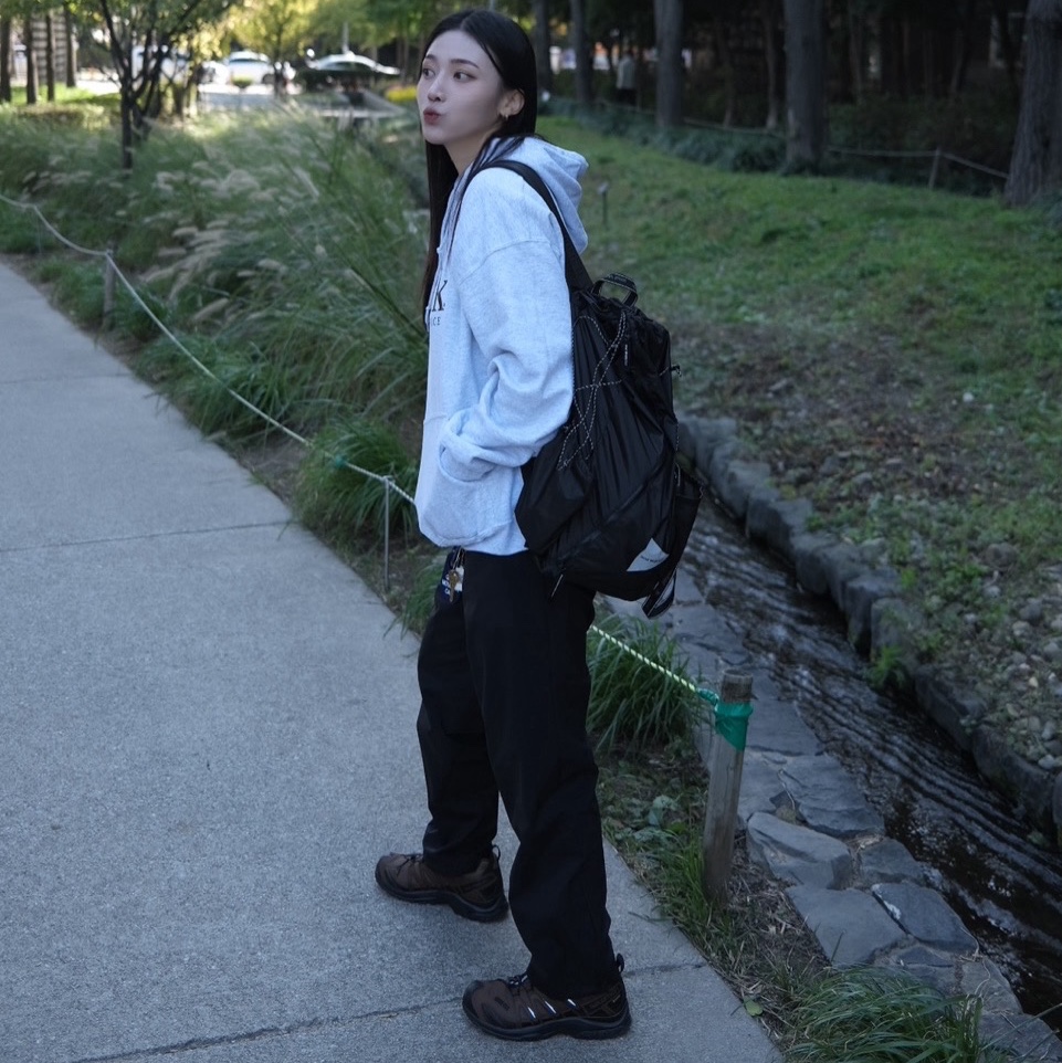And Wander Sil Daypack Charcoal 착용 스타일 - 1