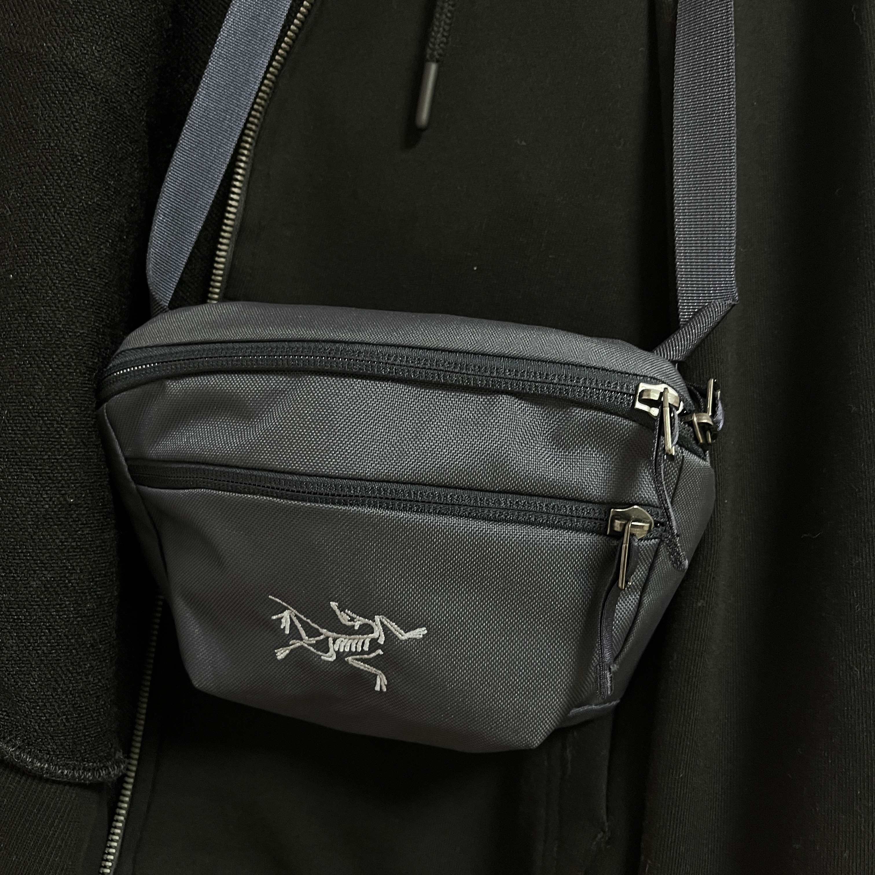 Arc'teryx Mantis 1 Waistpack Black Sapphire 착용 스타일