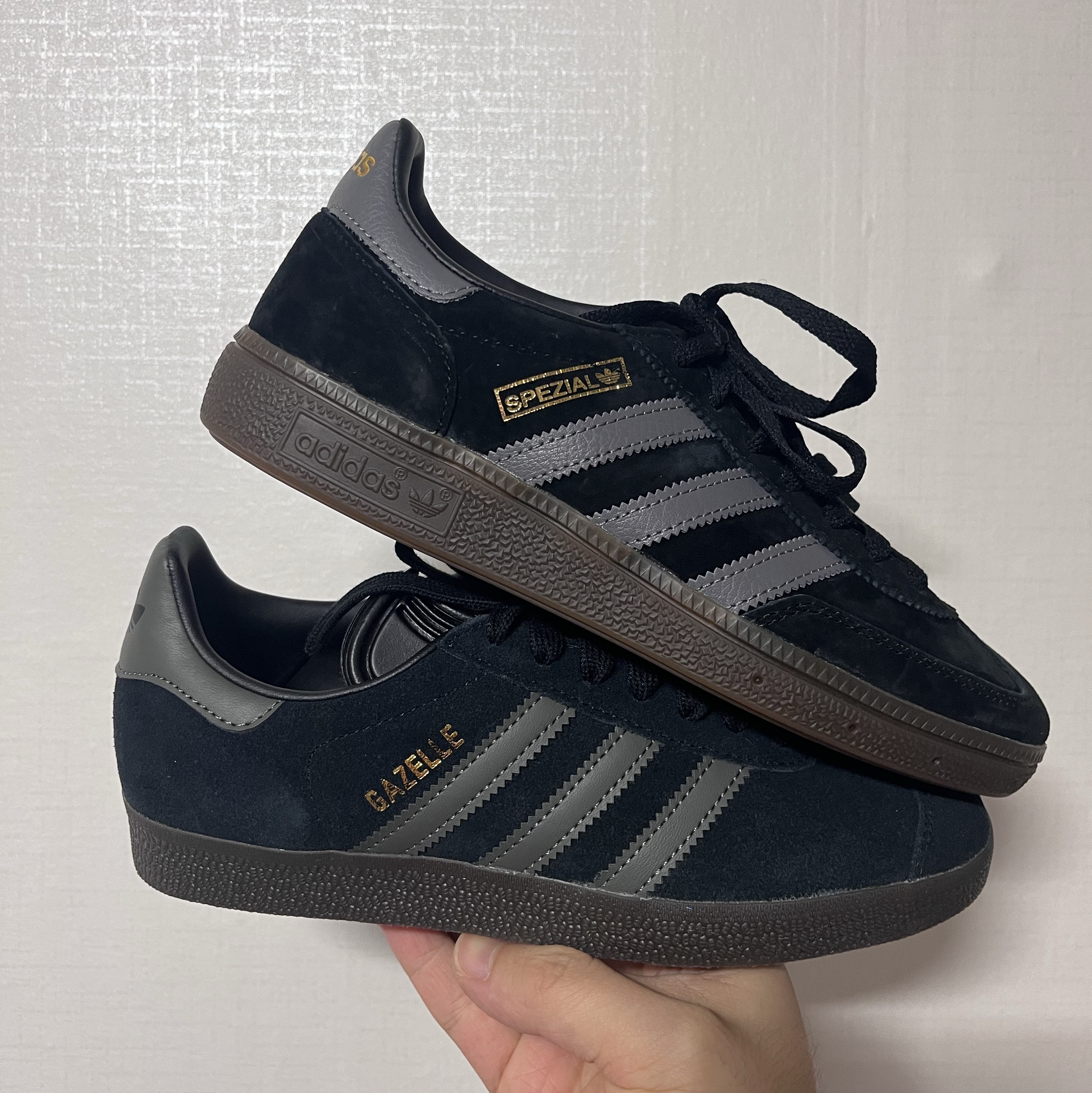 Adidas Spezial Handball Core Black Gum, Adidas Gazelle Core Black Gold Metallic Gum 착용 스타일 - 1