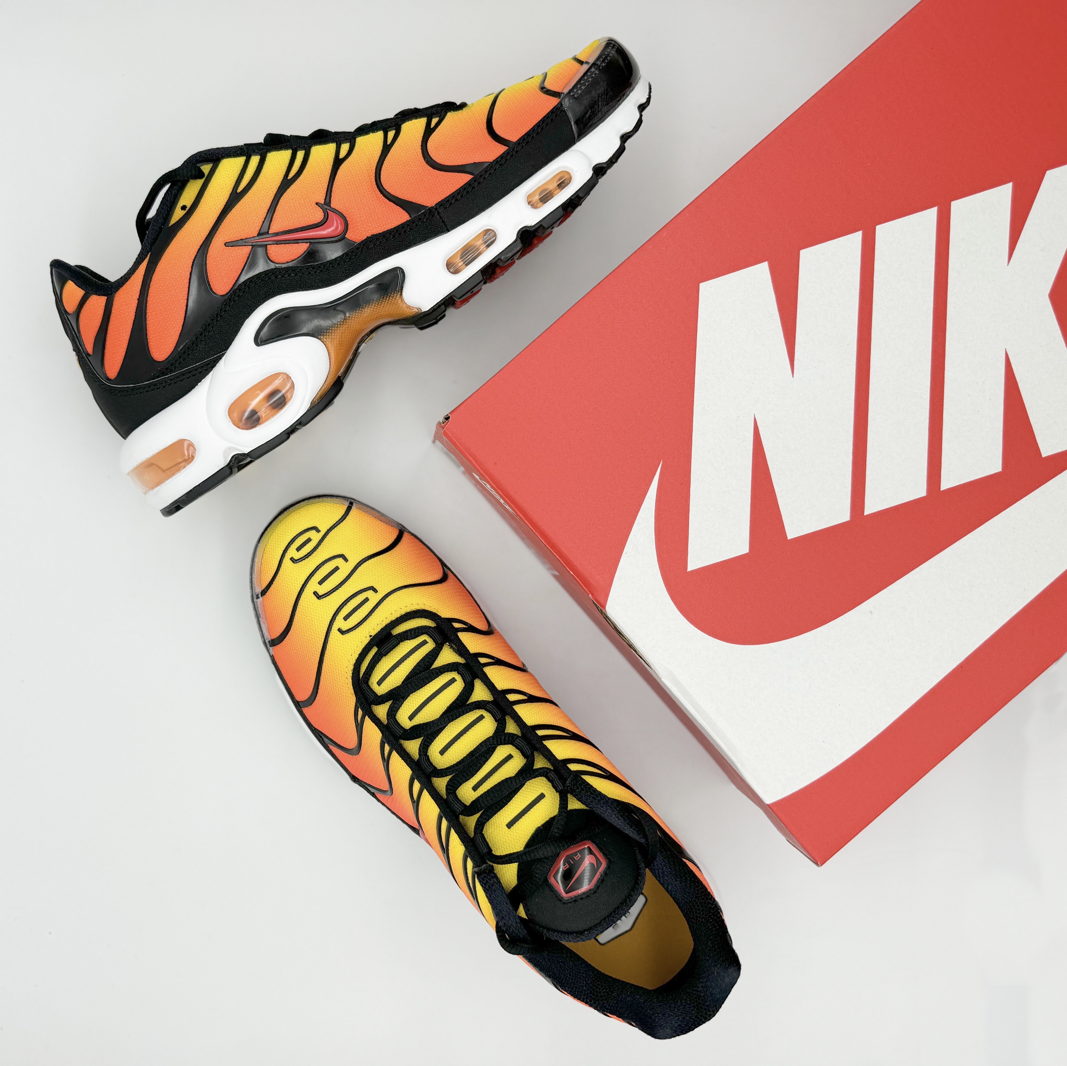 Nike Air Max Plus Bright Ceramic and Tour Yellow 착용 스타일 - 7