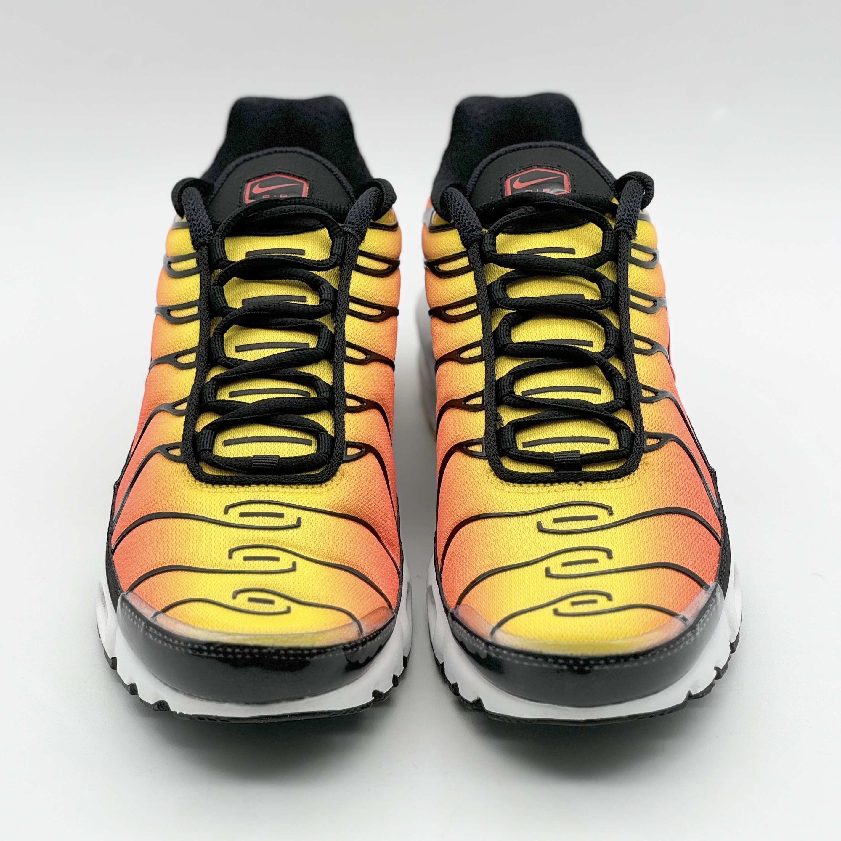 Nike Air Max Plus Bright Ceramic and Tour Yellow 착용 스타일 - 3