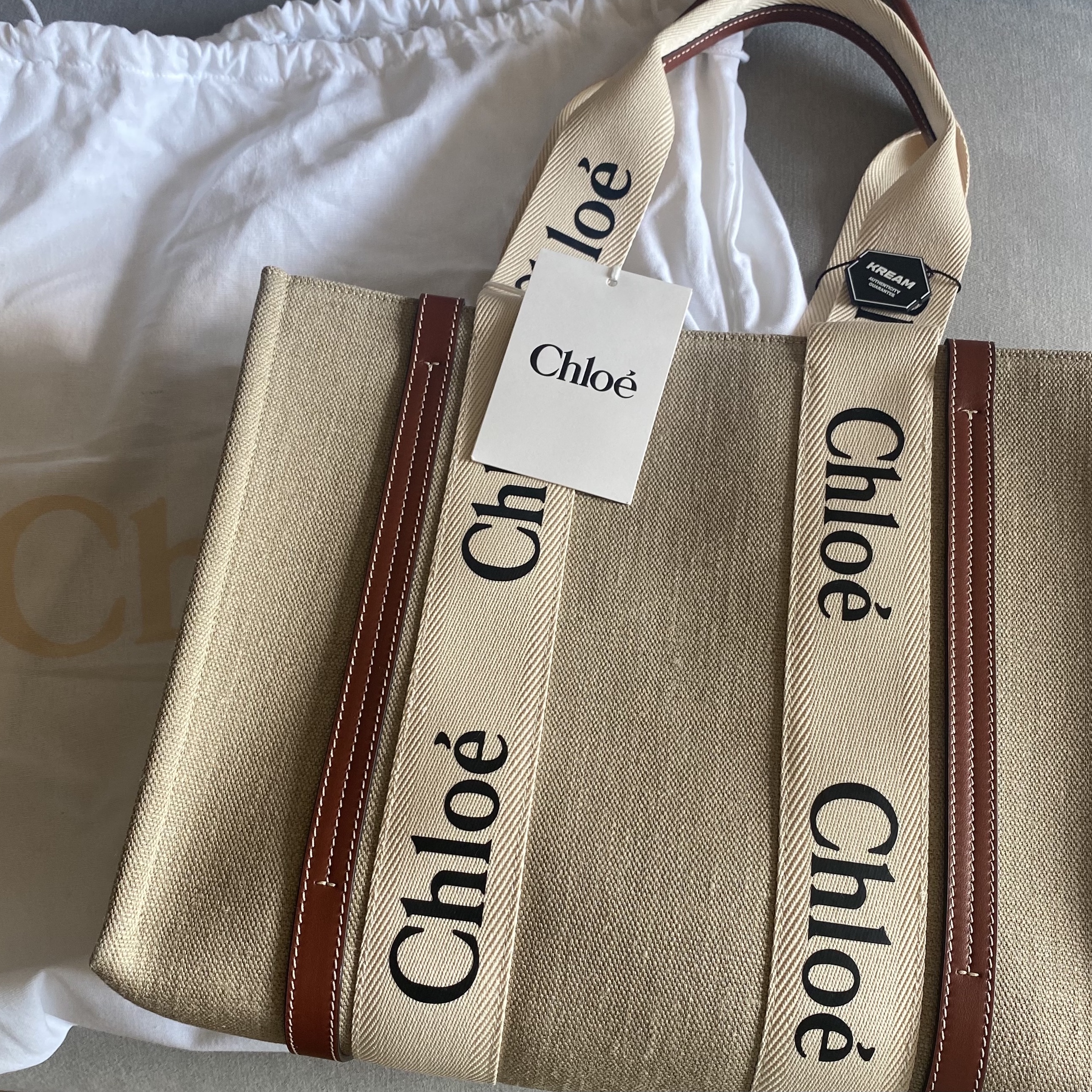 Chloe Woody Medium Tote Bag White Brown 착용 스타일 - 2