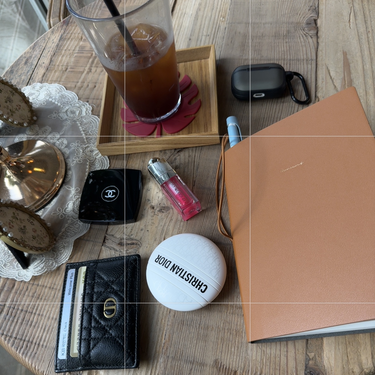 Chanel Miroir Double Facette, Apple AirPods Max Lightning Green (Korean Ver.) 착용 스타일 - 3