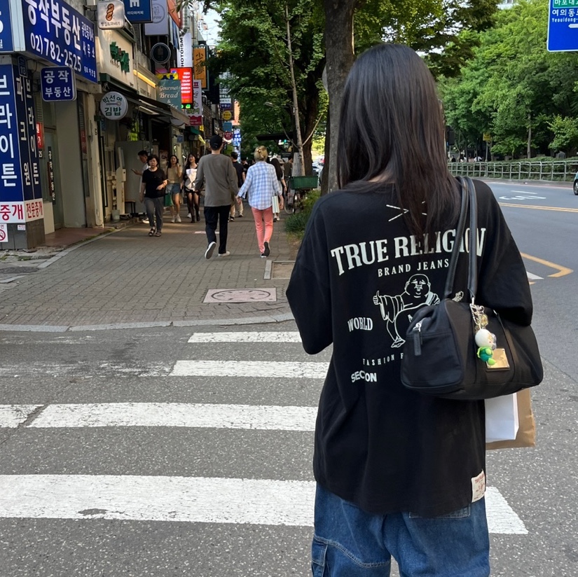 True Religion Origin Logo T-Shirt Black, Matin Kim Sporty Tote Bag Black 착용 스타일 - 2