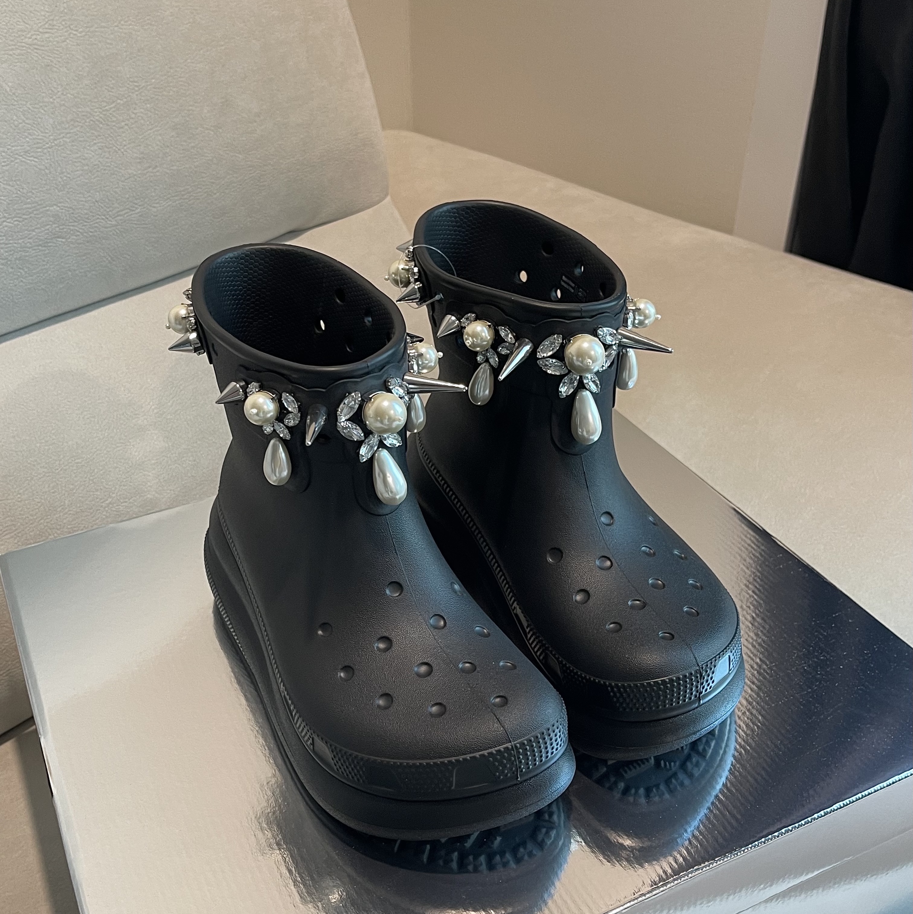 (W) Crocs x Simone Rocha Classic Crush Boot Black 착용 스타일 - 3