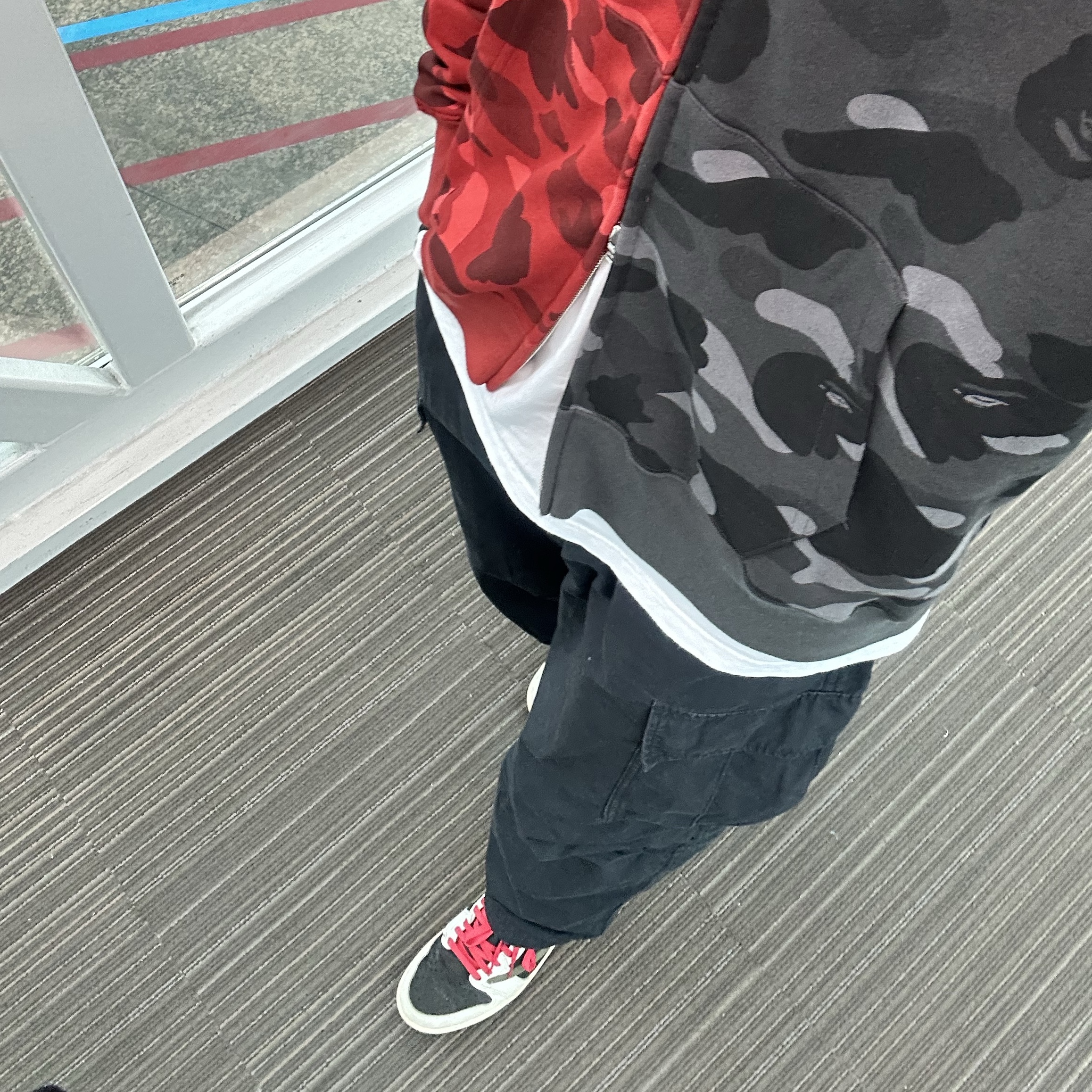 BAPE Color Camo Separate Shark Full Zip Hoodie Red Black, (W) Jordan 1 x Travis Scott Retro Low OG SP Medium Olive 착용 스타일 - 2