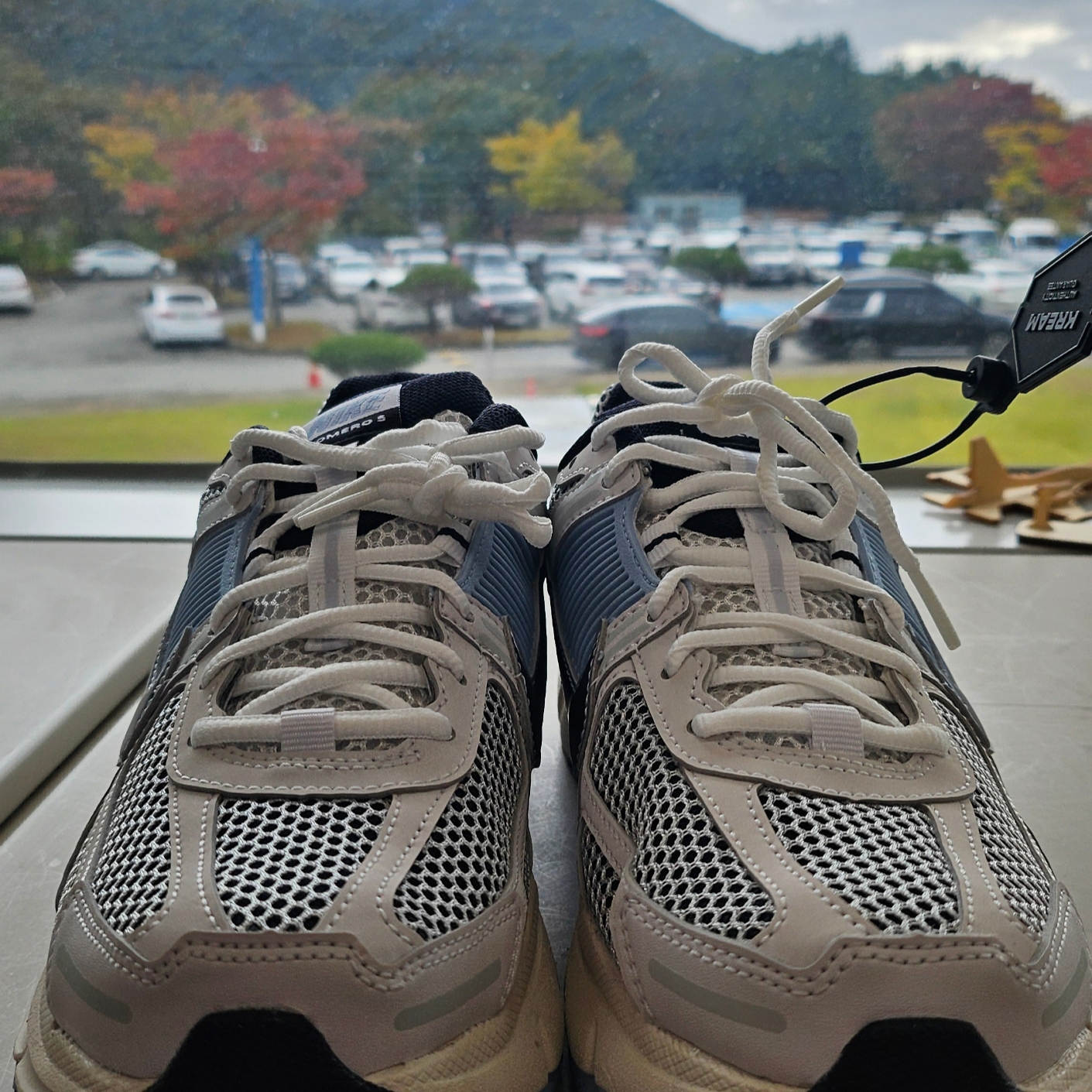 (W) Nike Zoom Vomero 5 Platinum Tint Black 착용 스타일