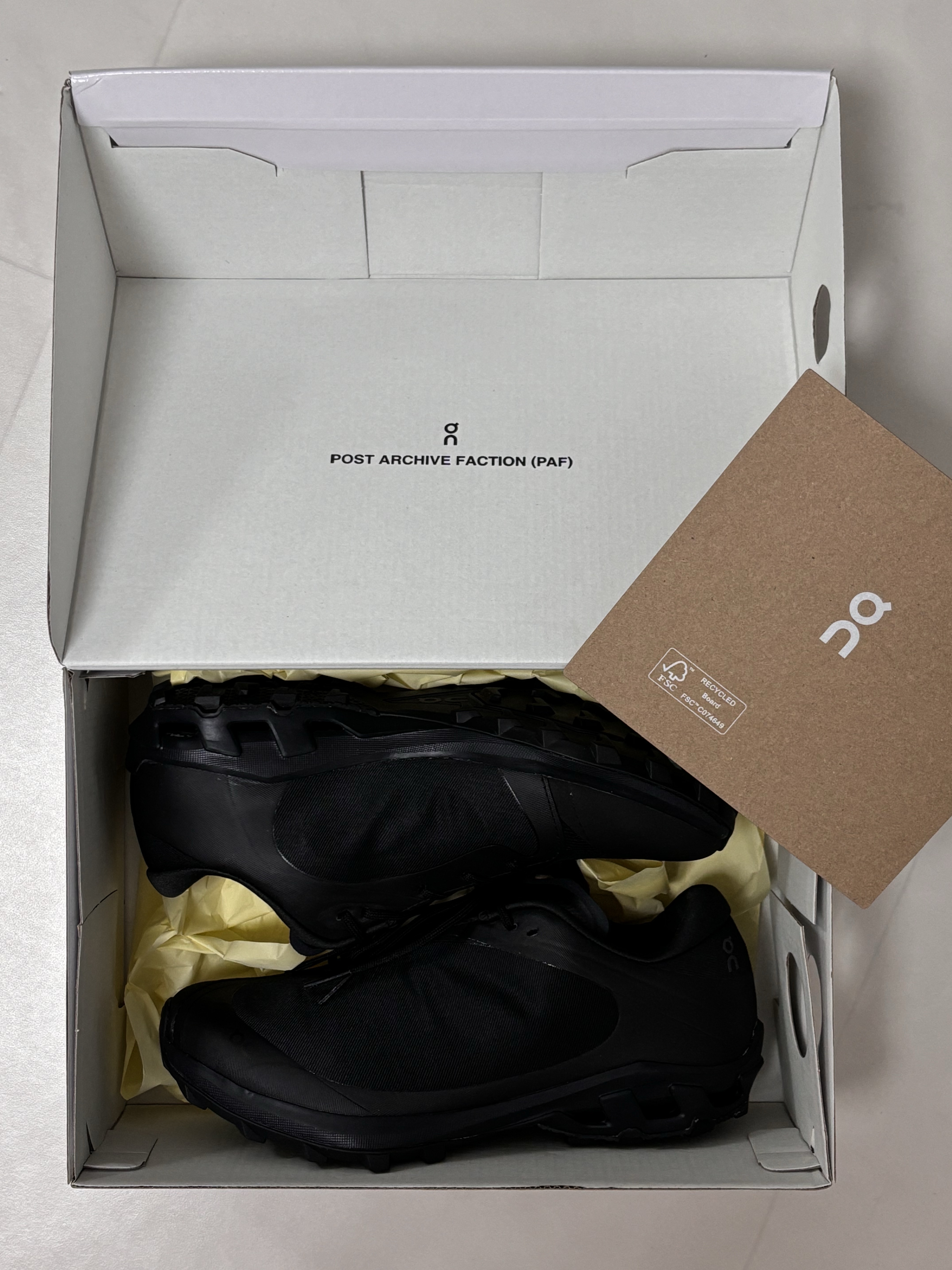 On Running x Post Archive Faction (Paf) Cloudventure Peak All Black, (W) On Running x Post Archive Faction (Paf) Cloudventure Peak All Black 착용 스타일 - 1