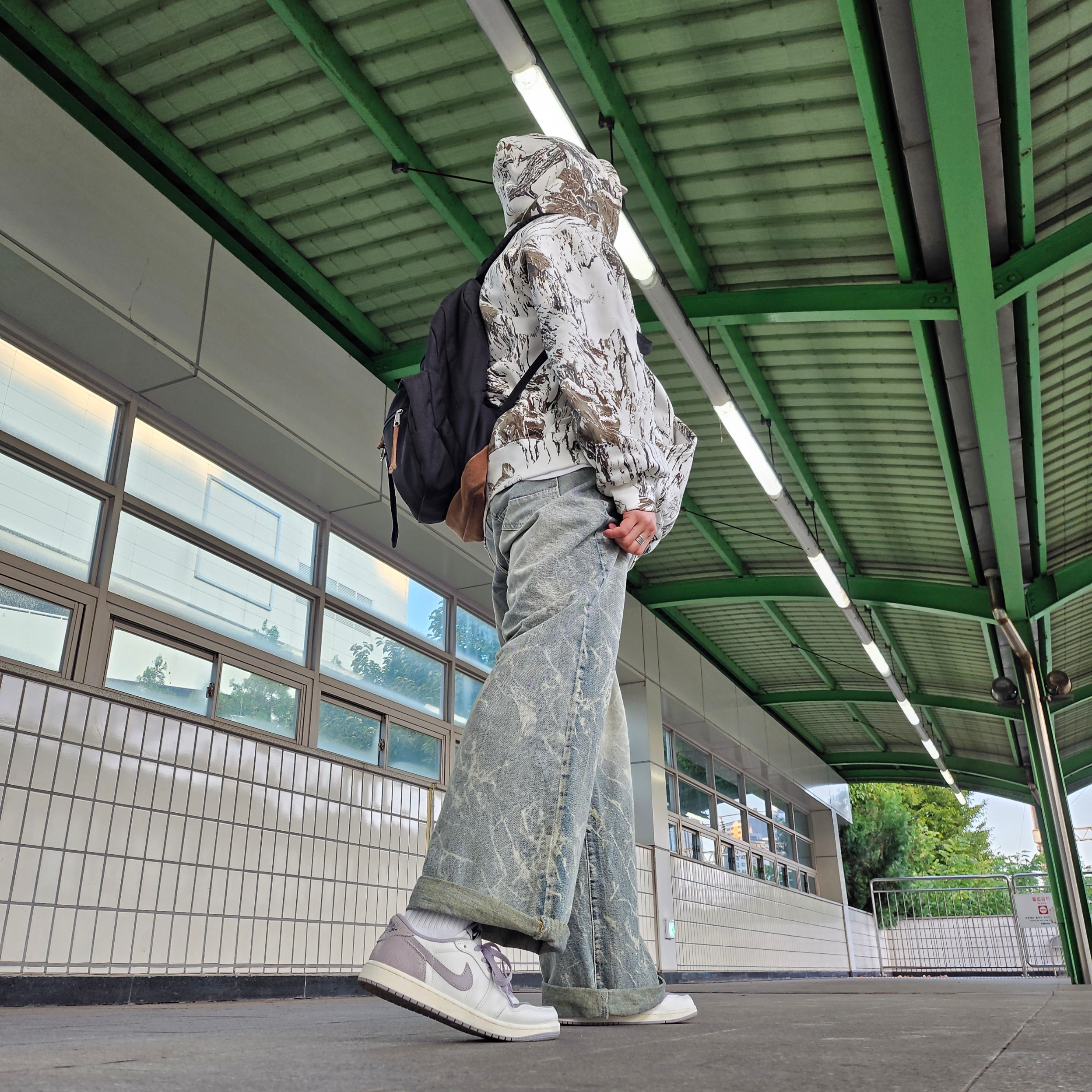 Supreme Small Box Hooded Sweatshirt Snow Camo - 24SS, Jordan 1 Retro Low OG Atmosphere Grey 착용 스타일 - 1