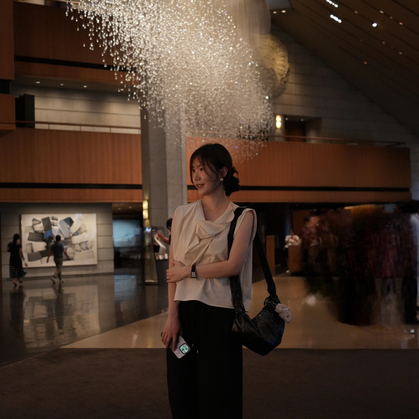 Lemaire Medium Croissant Bag Coated Cotton Black 착용 스타일
