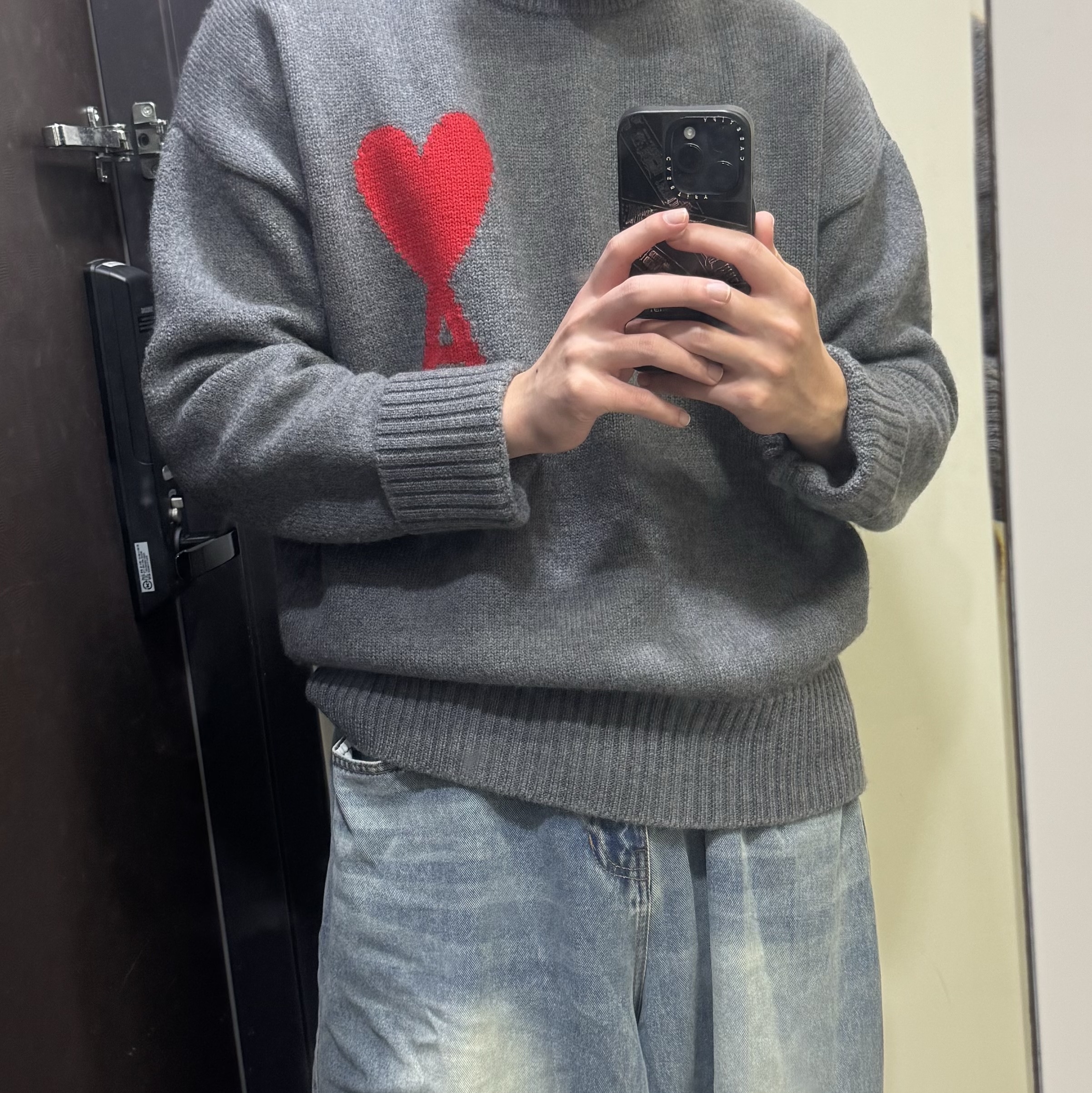 AMI de Coeur Oversize Intarsia Sweater Grey Red 착용 스타일