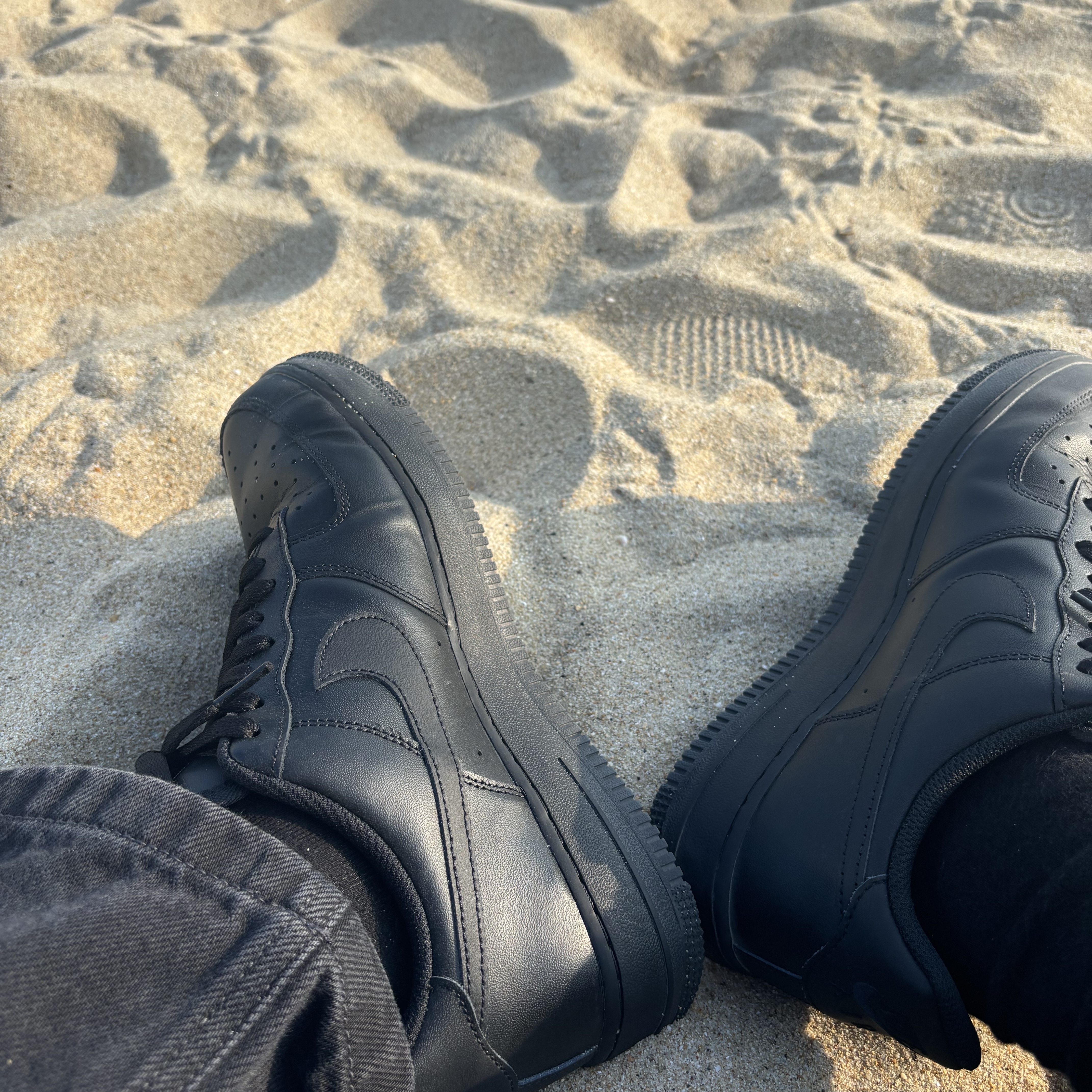 Nike Air Force 1 '07 Low Triple Black 착용 스타일