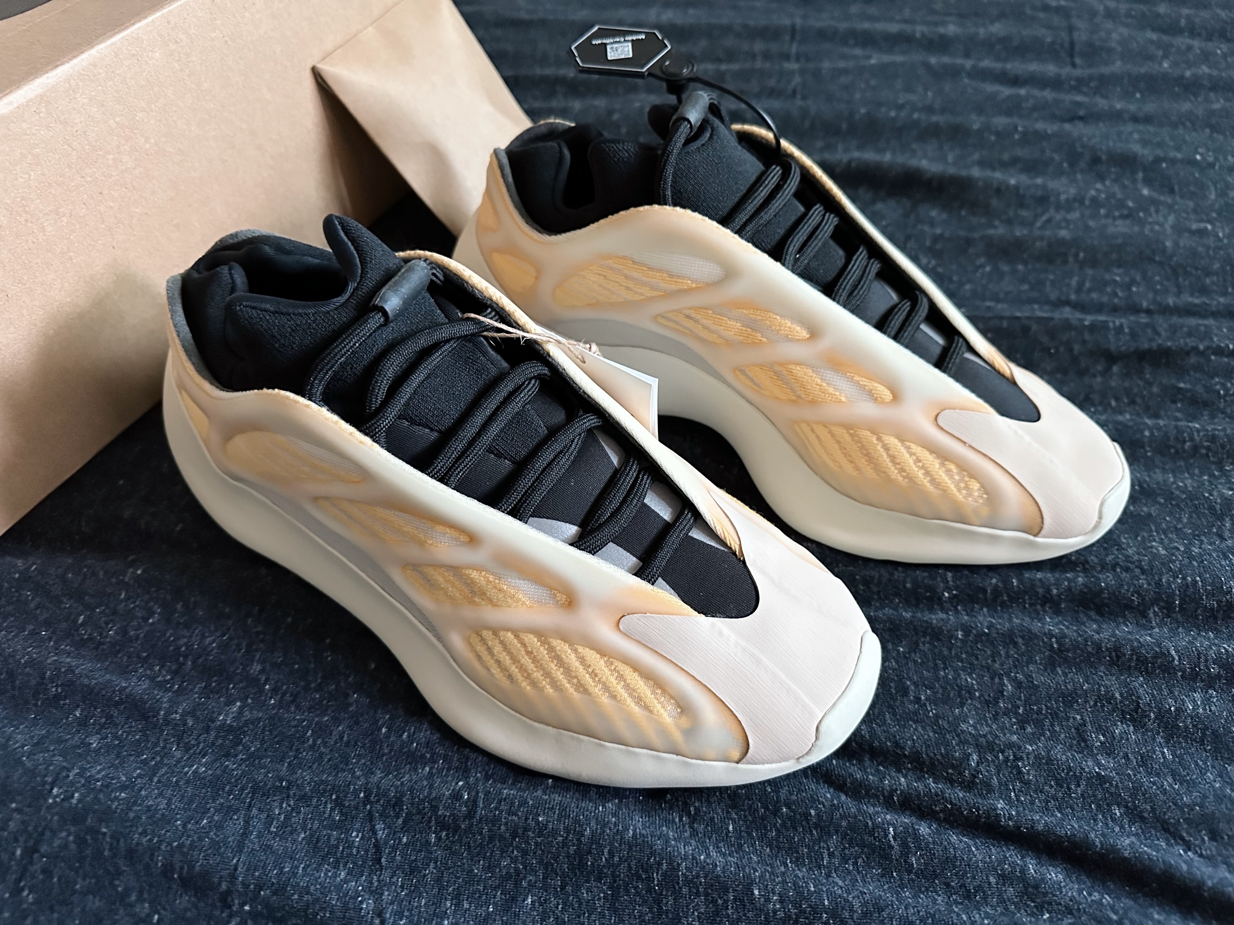 Adidas Yeezy 700 V3 Mono Safflower 착용 스타일 - 2