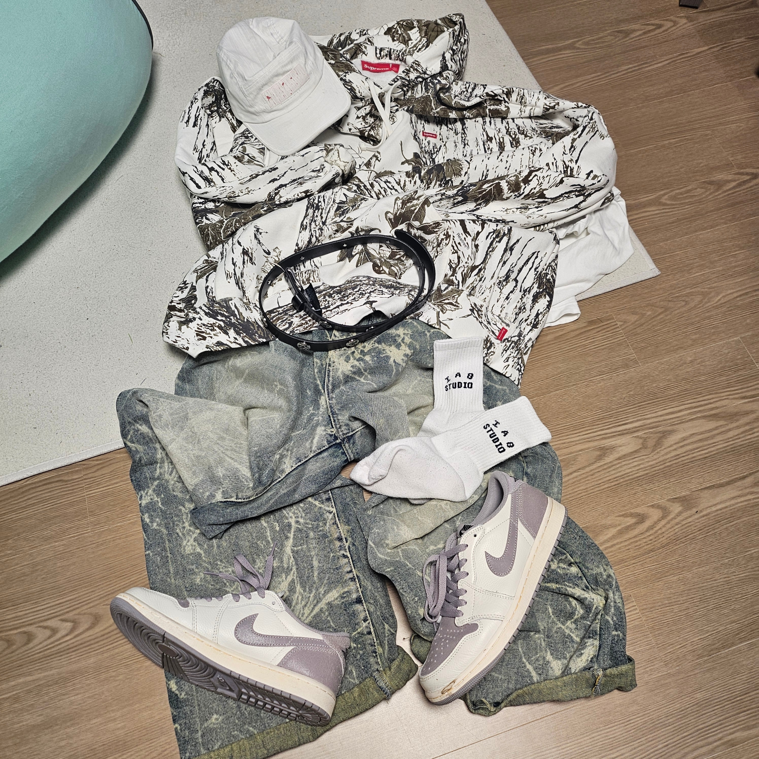 Supreme Small Box Hooded Sweatshirt Snow Camo - 24SS, Jordan 1 Retro Low OG Atmosphere Grey 착용 스타일 - 4