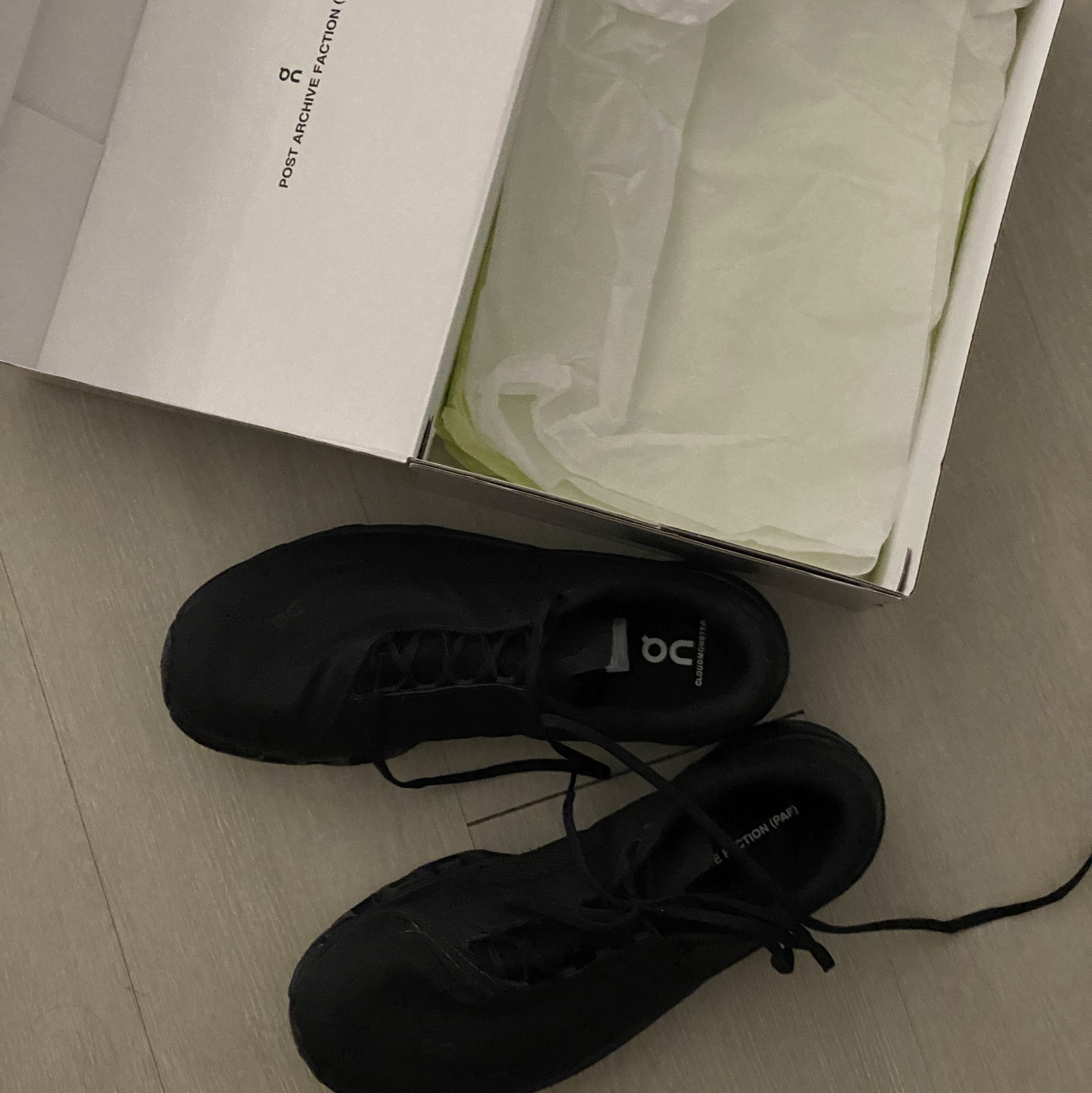 On Running x Post Archive Faction (Paf) Cloudmonster 2 Black Magnet 착용 스타일 - 3