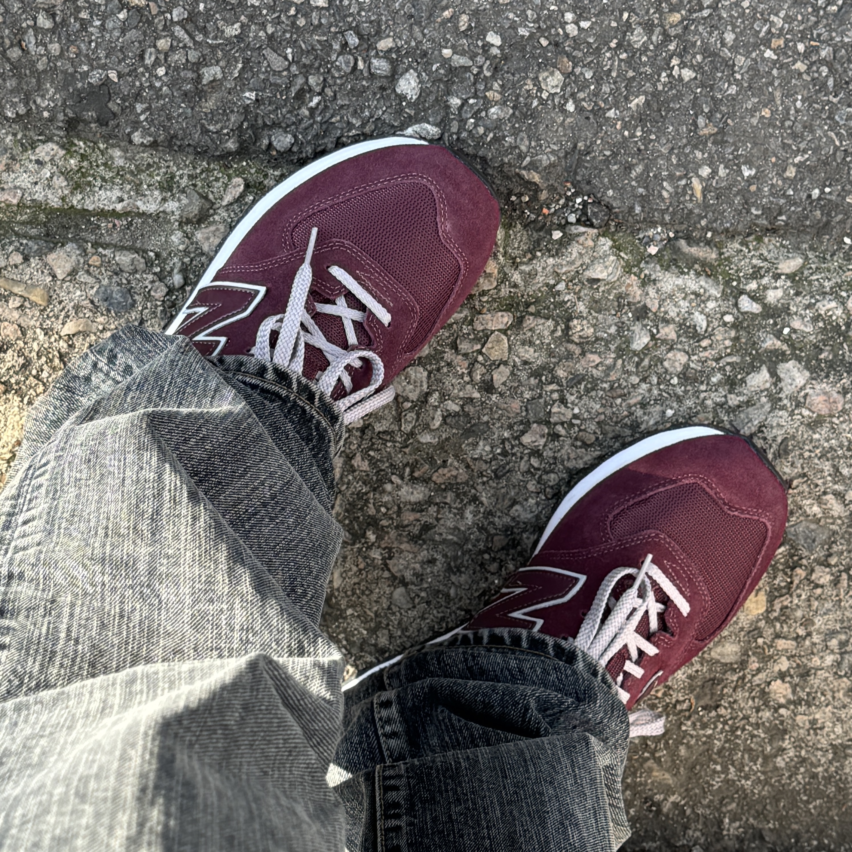 New Balance 574 Burgundy - D Standard 착용 스타일