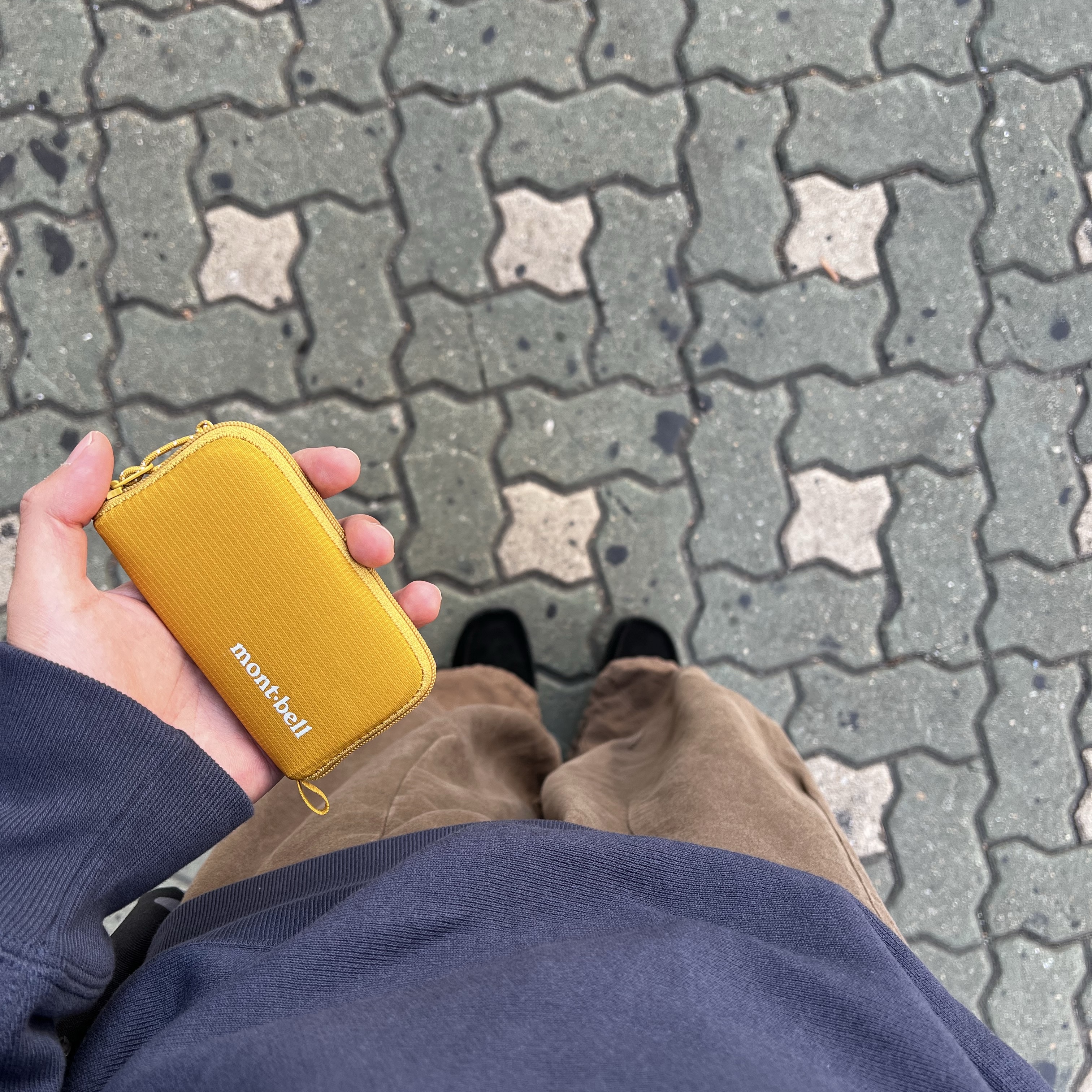 Montbell Mini Zip Wallet Black, Montbell Mini Zip Wallet Yellow 착용 스타일 - 2