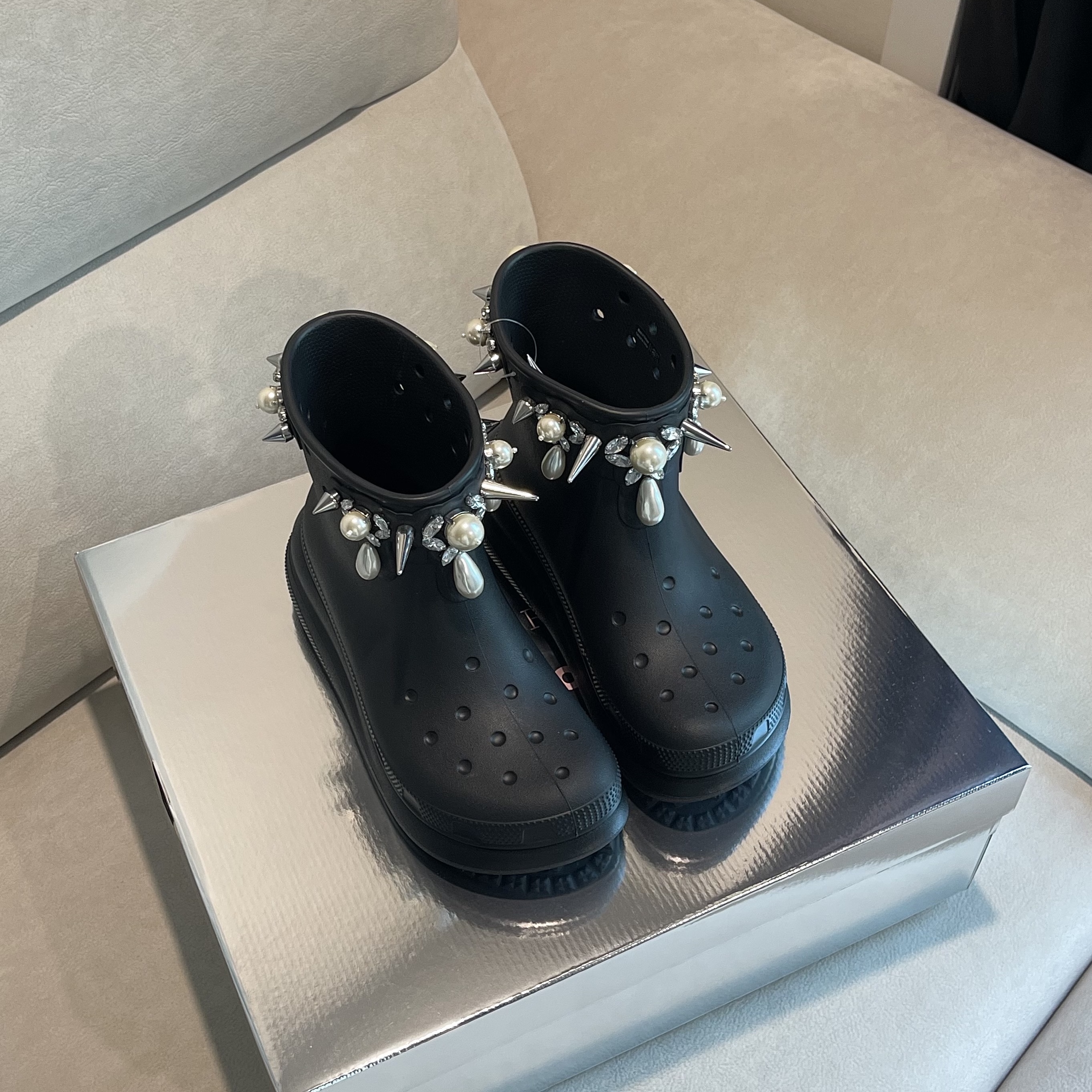 (W) Crocs x Simone Rocha Classic Crush Boot Black 착용 스타일 - 2