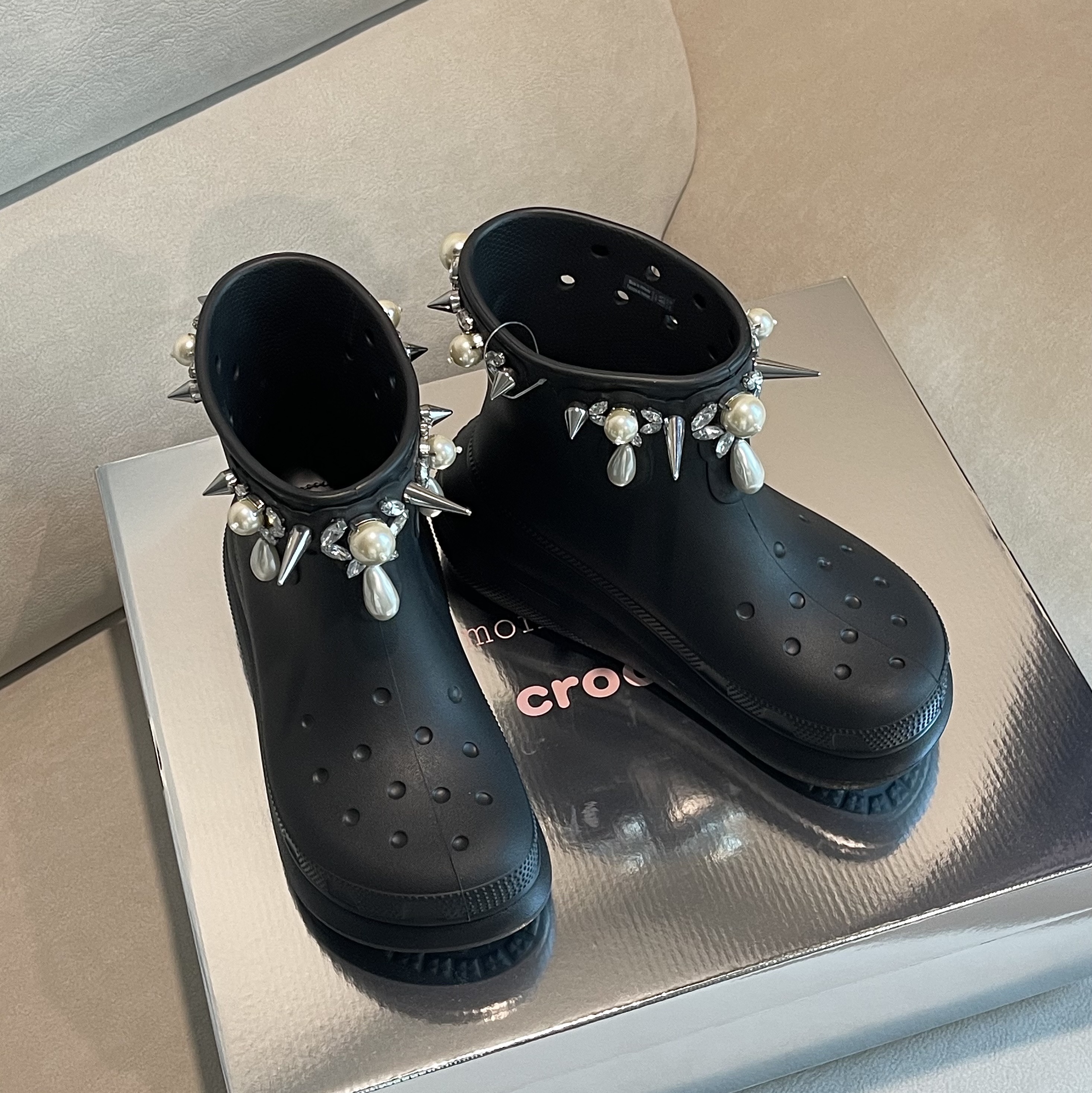 (W) Crocs x Simone Rocha Classic Crush Boot Black 착용 스타일 - 1