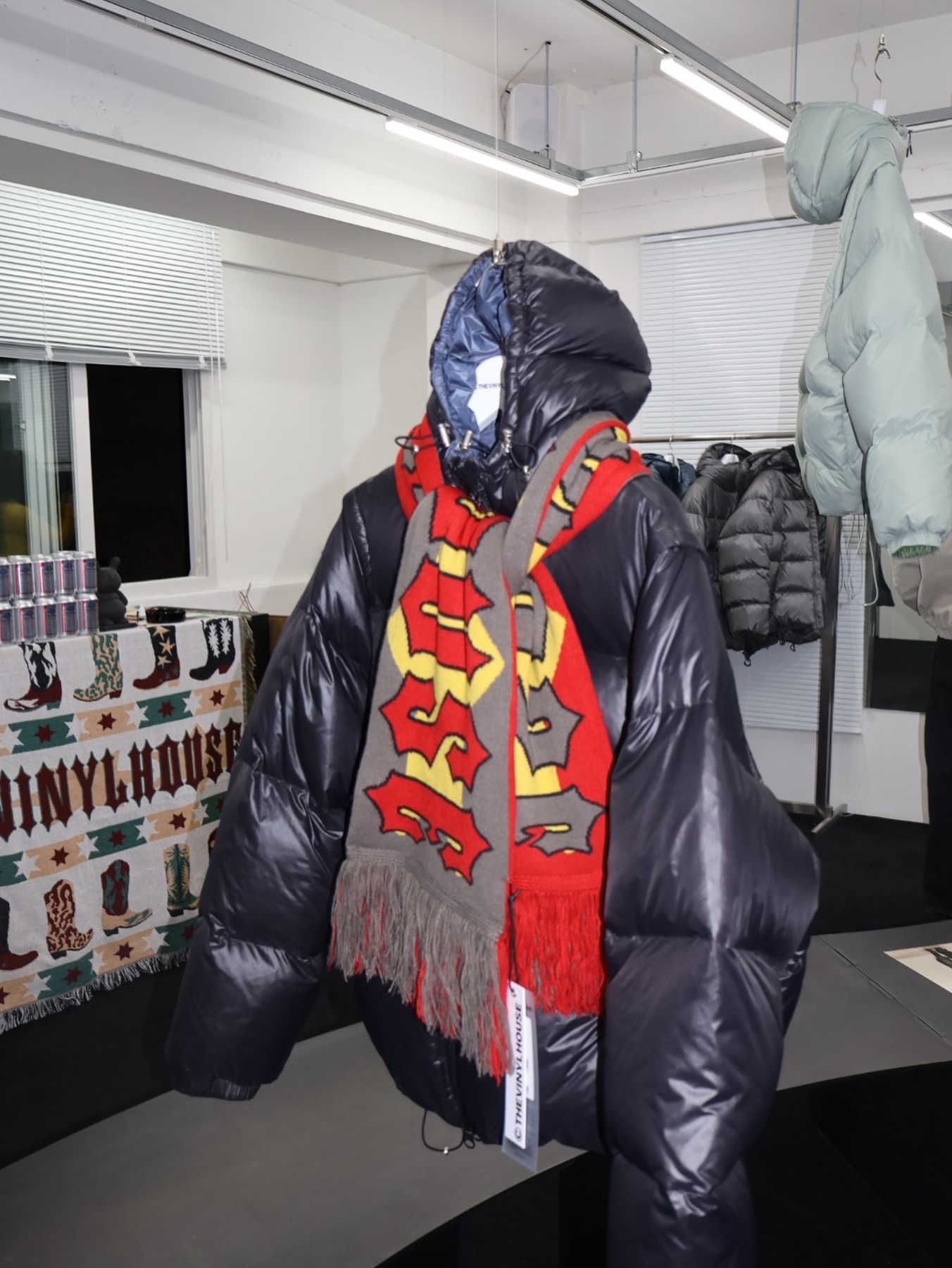 Thevinylhouse Hooded Duck Down Jacket Charcoal, Thevinylhouse Hooded Duck Down Jacket Black 착용 스타일