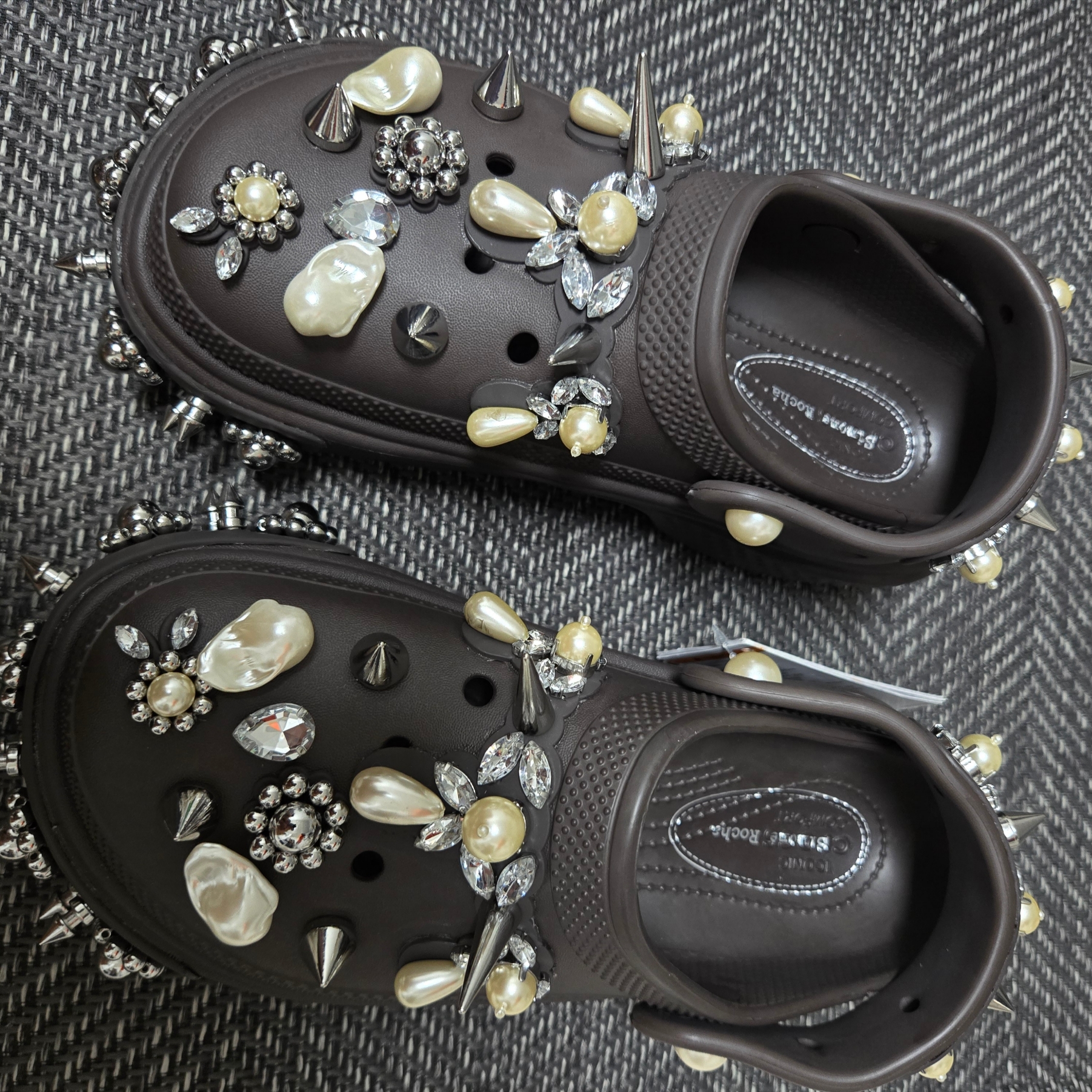 (W) Crocs x Simone Rocha Stomp Clog Espresso 착용 스타일 - 1